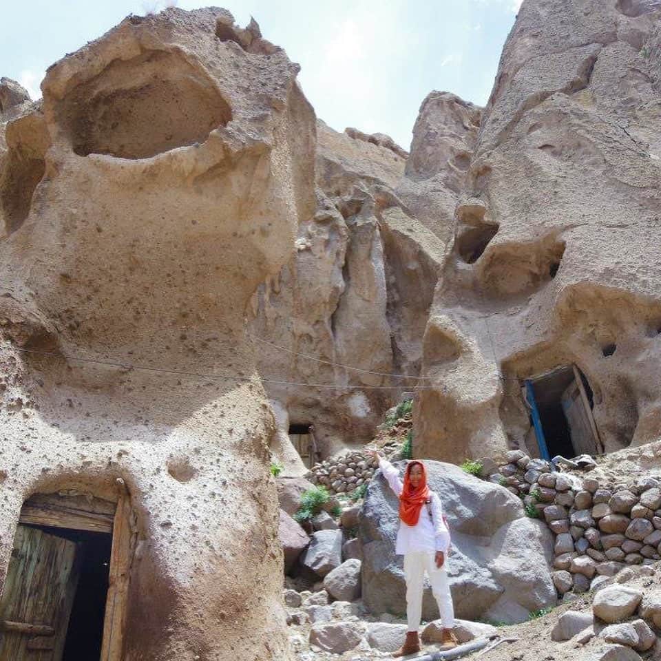 田中律子さんのインスタグラム写真 - (田中律子Instagram)「Kandvan village, iran  5年前に撮影で行った、イランのキャンドバーン🇮🇷テヘランから車で8時間🚐ほどの場所。  山肌の岩を掘り抜き洞窟の家を作ったキャンドバーンの先住民。中は冷んやりして、外の暑さを感じさせない🌞イランの人も、自然も、建物も全てが本当に美しかった🕍  アメリカと🇺🇸イラン🇮🇷色々とニュースを見ると胸が痛い😢あの子供たちが笑顔でいますように🙏 平和な世界を心から願います🙏  I wish for world peace🙏  #iran🇮🇷 #iranian_photography  #iranianculturalsites  #kandvanvillage #worldpeace  #nowornever  #岩の家  #イランの思い出  #世界平和」1月10日 16時06分 - ri2kotanaka