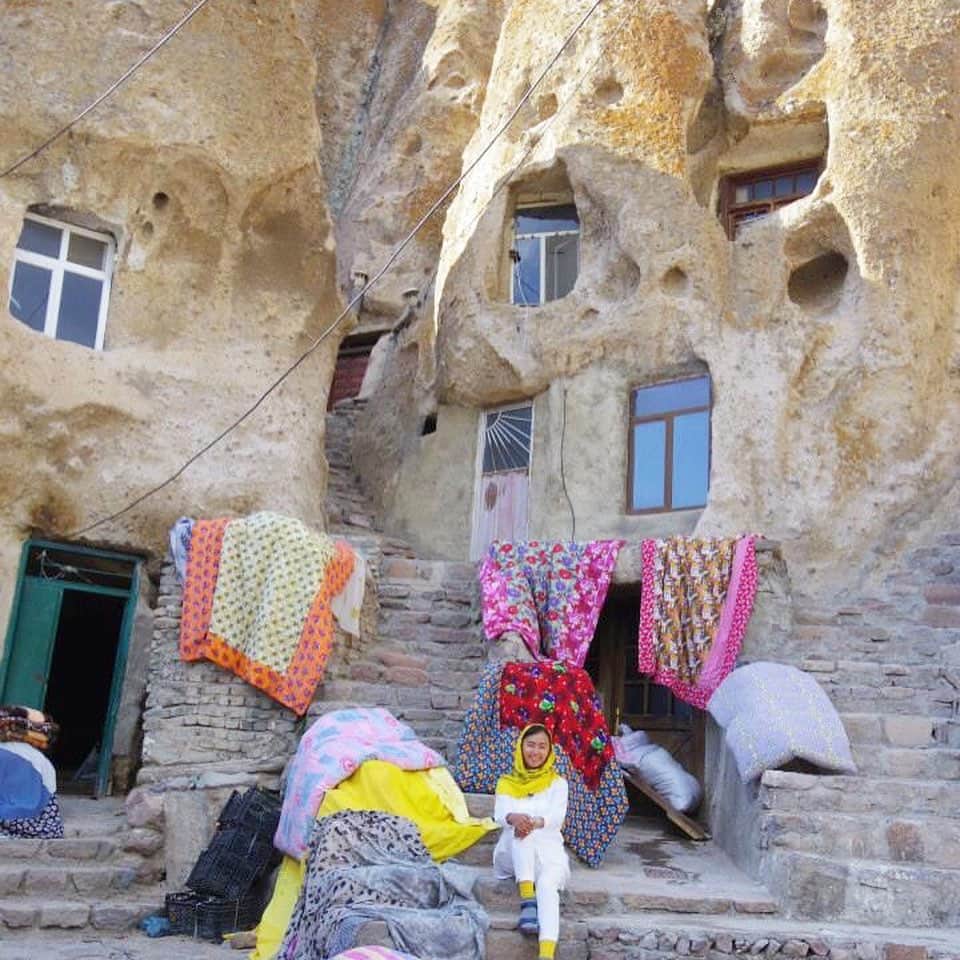 田中律子さんのインスタグラム写真 - (田中律子Instagram)「Kandvan village, iran  5年前に撮影で行った、イランのキャンドバーン🇮🇷テヘランから車で8時間🚐ほどの場所。  山肌の岩を掘り抜き洞窟の家を作ったキャンドバーンの先住民。中は冷んやりして、外の暑さを感じさせない🌞イランの人も、自然も、建物も全てが本当に美しかった🕍  アメリカと🇺🇸イラン🇮🇷色々とニュースを見ると胸が痛い😢あの子供たちが笑顔でいますように🙏 平和な世界を心から願います🙏  I wish for world peace🙏  #iran🇮🇷 #iranian_photography  #iranianculturalsites  #kandvanvillage #worldpeace  #nowornever  #岩の家  #イランの思い出  #世界平和」1月10日 16時06分 - ri2kotanaka