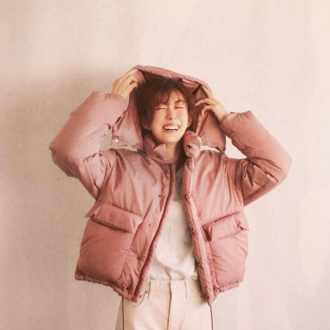 ともさかりえさんのインスタグラム写真 - (ともさかりえInstagram)「ピンクのダウンかわいい💝  LEE2月号の季節連載 ラストはピンクです💗 春から新たな季節連載がスタート @magazinelee  #4colorsbasic  #どの色も大好きだったな #一冊の本にまとめたい」1月10日 16時06分 - rie_tomosaka_official