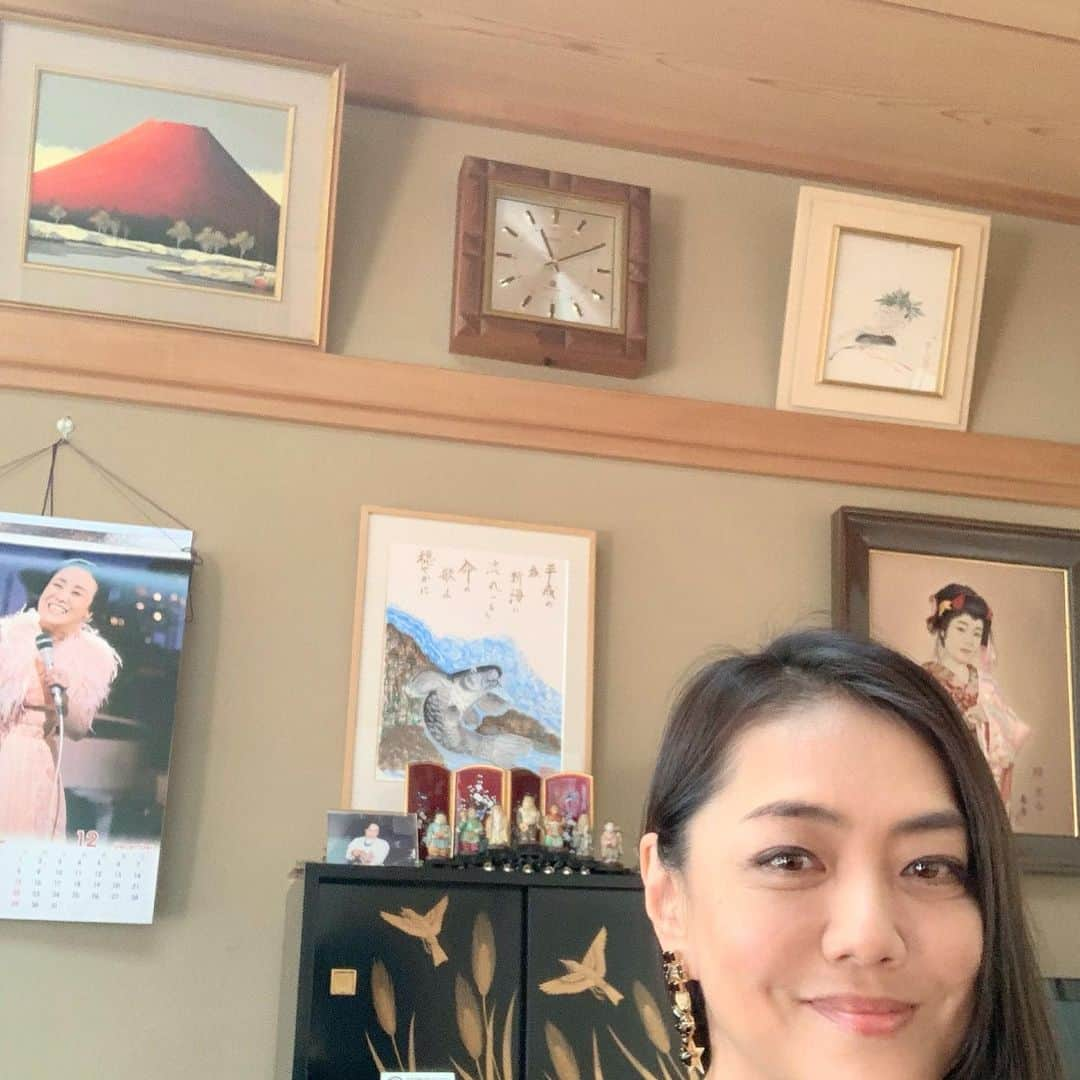 前田典子さんのインスタグラム写真 - (前田典子Instagram)「#昨年末に #美空ひばりさんのお家へ  母を連れて行ったらめちゃくちゃ喜んでくれました😆💜 まず、美空ひばりさんの大ファンの母はエントランスで導入のVTRを見て号泣😭 私ももらい泣き　😭  ひばりさんが生前暮らしていた #終の住処 #ひばり御殿　✨🏯 #ひばりーヒルズ　#青葉台 ひばりさんが使用していた 下り藤の家紋入りの #キャデラック　🚙 を見てから 中庭を通り、お庭からリビングを覗かせていただきます。 テレビでも見た事があるある！あの階段❣️ カーペット、ソファー、グランドピアノまでもパープル💜  壁には病室で書かれた「智総厳翔」の書が飾らせています  最初から 案内の方が付きっきりで色々と説明して下さいます　👀 その後 和室の客間に上げていただき 奥にあるひばりさんのご仏壇にお参りさせていただけます🙏  まさか、お参りできるなんてー‼️また、感動😭  お参りが済んだら 客間にすいとんとお茶が用意されていました　🍵 季節によってひばりさんが好きだったお茶菓子が出たりするそうですが、寒い12月はすいとんでした😚　ほっこり温まりました  行く前はさらっと見学したら終わりかなぁと思っていた #美空ひばり記念館　ですが  まるでひばりさんに招かれたお客になった気分💜に ようこそ！いらっしゃい！と ひばりさんの声が聞こえそうで 大感激❣️ 実際にひばりさんの仲の良いお客様はこちらへ通されてお庭を眺めながら談笑されていたと聞き #思いをはせて また感動❣️ 見学者はグループごとに案内されるので  私と母の２人だけの贅沢な時間  ひばりさんファンにはたまらない体験💜でした😭  最近はAIで #新曲 #あれから　#リリースされたり 　#秋元康さん　また、いい曲と歌詞をありがとう❤️ 一度聞いたら耳に心に残る曲　😌 大晦日は #紅白にAIで出場したり 本当に #不死鳥　#フェニックス　👏✨ AI動画は目を細めて見るとひばりさんが歌っているようで凄い‼️ #昭和の歌姫美空ひばり 👏  #レジェンド #親孝行　ひとつできました❣️ 私も行けて良かった😊 そしてお家をファンに公開して下さった　#和也さん　#ありがとう❣️ ひばりさんファンの方は是非 行ってみて❣️ 完全予約制です」1月10日 16時17分 - maenorichang