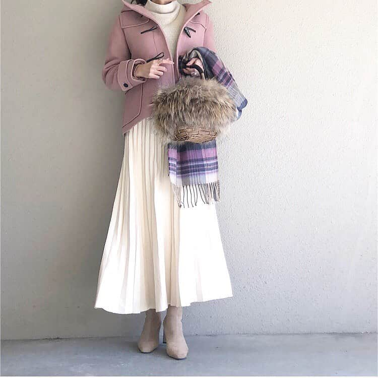 saaaay_kさんのインスタグラム写真 - (saaaay_kInstagram)「2020.01.10 coordinate…♡ écruカラーのワントーンにpink^ ^ ・ ・ Babylonのニットは さりげなくラメ入りで華やかな雰囲気です✨ ・ ・ アイテム詳細はブログに書きました✍️ @saaaay_k TOP画面かストーリーから♪ ・ ・ outer/ @gu_global  knit/ @babylone.official  skirt/ @reedit_official  bag.boots/ #楽天#r_fashion」1月10日 16時35分 - saaaay_k