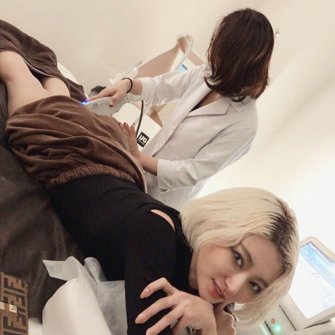 中川友里さんのインスタグラム写真 - (中川友里Instagram)「冬は寒くてアウターどん！って着てオシャレしても分かりにくいし諦めて割とシンプルなスタイリング+スニーカー👟にインパクトなゴツめのアクセ投入主義です☺️🙂笑 @alexandermcqueen のイヤカフもお気に入り☺️ 来週末からニューカレドニア🇳🇨 なので水着👙着るしボディケアに　@privatesalonamour at南麻布へハイフとラジオ波して冷え性と凝り固まったセルライト流して貰ってきました🤣🤣冷えはセルライトの原因やからね‼️ YUKOさんいつもありがとうございます🥺❤️ ついでに麻布十番の　@chimotoseikotsuin で骨整いました☺️❤️ 中川の麻布美容コース☺️🥰笑 ・ @newcaledoniatourismjapan  @newcaledoniatourism」1月10日 16時36分 - darayunya