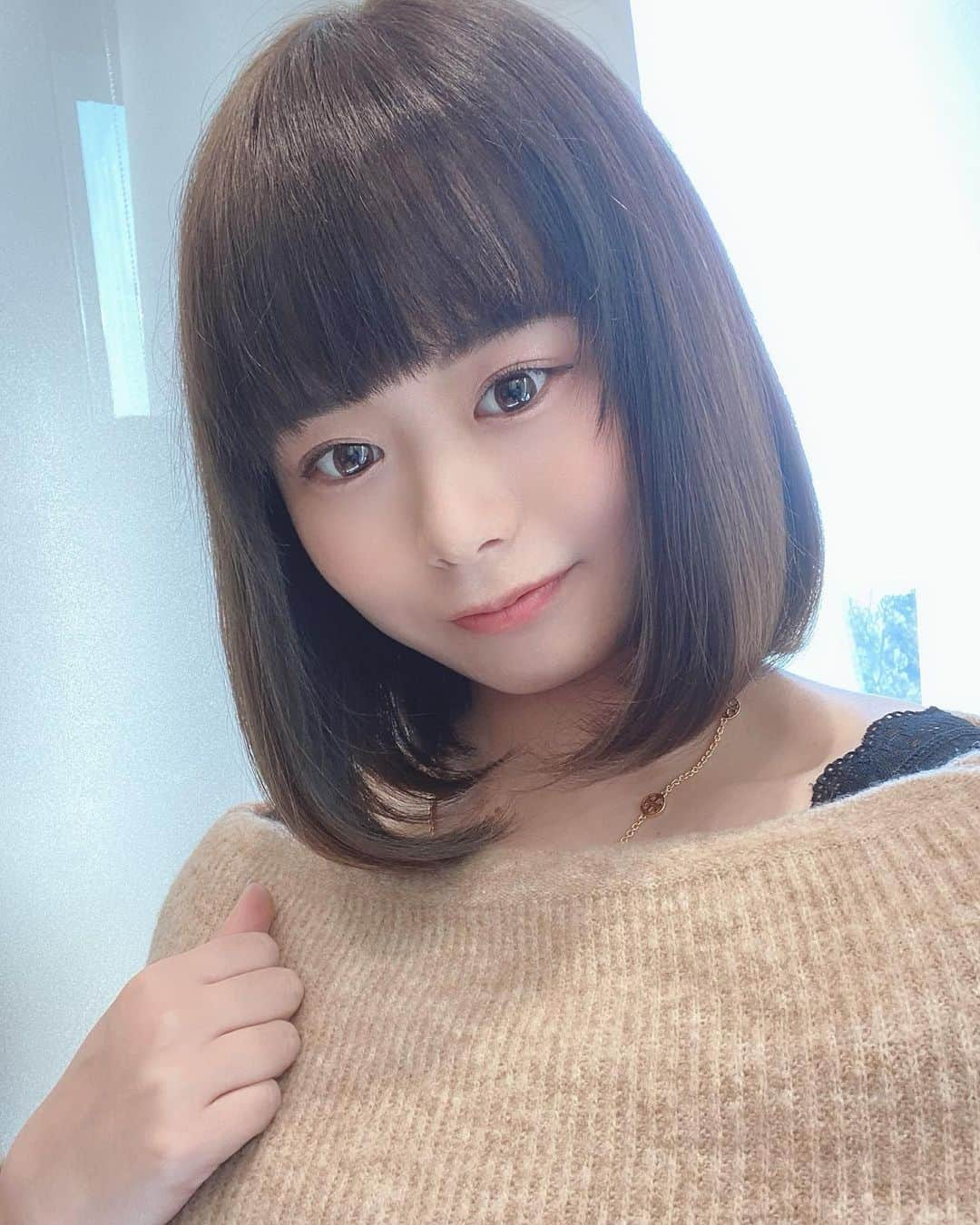 竹尾歩美のインスタグラム：「新年初カラー🧡今回は2020年明るい気持ちで進むぞ！と気持ちを込めて、アッシュベージュにしたよ✌️気持ちも晴れやか！清々しいのだっ😌 代々木八幡宮にも行きました〜⛩お守り買ったよ！大事に大事に。 . 先日、事務所で年賀状いただきました！素敵なイラストや元気が出るメッセージ…どの年賀状も励みになります。ありがとうございます😭✨ 2020年も頑張るよー！！ . #ヘアカラー#アッシュベージュ#尾美」