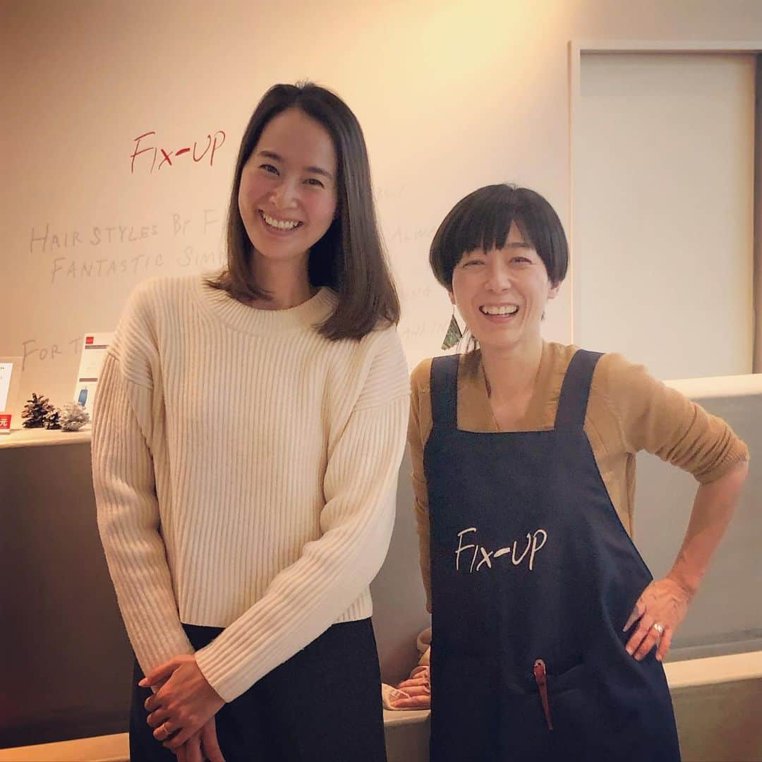 中原歩のインスタグラム：「* 今年最初の @fix_upbeauty へ💇‍♀️ 担当はいつもの横ちゃん @yokotani_manager ❤️ ほとんどレイヤーは入れず全体を5センチくらいカットしてもらいました😊 年末の海やプールの紫外線でパサついていたのでトリートメントでしっかりケアもしてツルツルさらさらで気持ちいい〜✨ 年を重ねるほど清潔感が大切になると思うので今年はもう少しマメに美容室行く事も目標のひとつです✂︎ 末端ケア大切❗️ * * * #fixup #横谷百栄 #銀座 #美容室 #アラフォーママ #ママモデル #末端ケア」