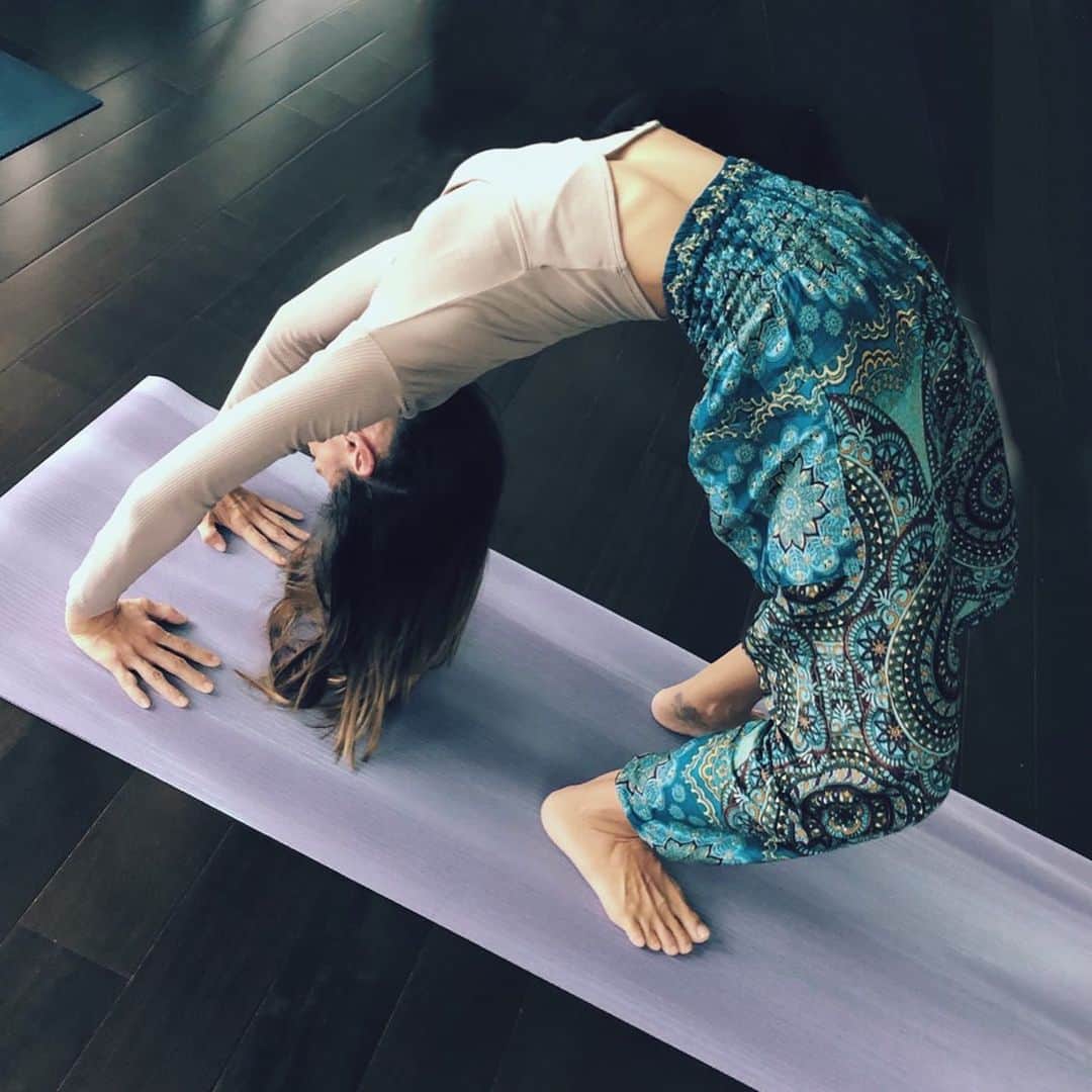 吉川ひなのさんのインスタグラム写真 - (吉川ひなのInstagram)「yogaが好き❤︎ なにも道具を使わないのに、自分の身体だけでこんなにも色んなトレーニングができることを思い知ると、自分自身との繋がりが深まって自分の身体が愛しくなる☺️ yogaをしてると精神的にも肉体的にも充実して日々の質が上がる。 「手放す」ということも瞬時にできるようになる。 だからyogaをちゃんとしているときの自分が好き❤︎ #HinanoYogaLife #HinanoSustainableLife」1月10日 16時45分 - hinanoyoshikawa