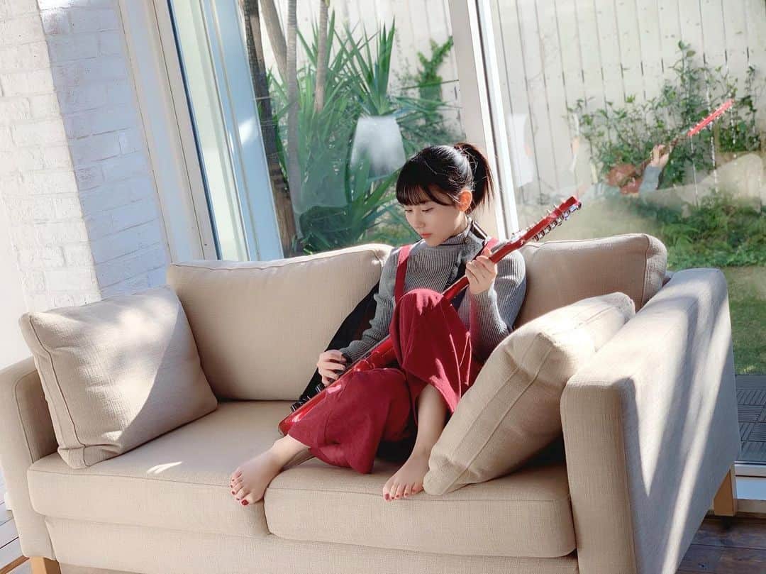 田中美久さんのインスタグラム写真 - (田中美久Instagram)「BOMBオフショット🎸✨ #ギター弾けない #ベースは弾ける #BOMB #セブンネットの #みくりん表紙 #みんなゲットしたかな ？？」1月10日 16時47分 - mikumonmon_48