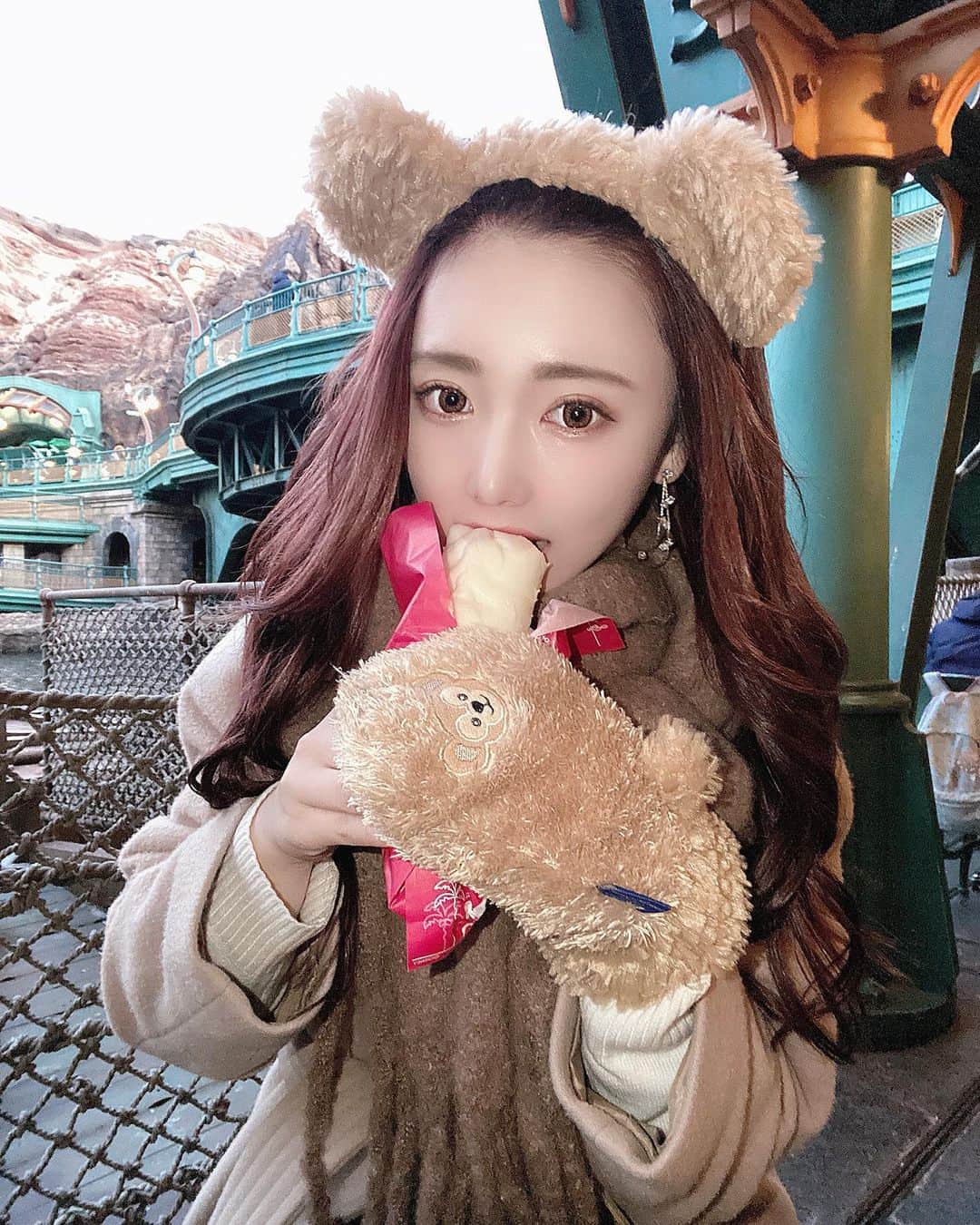 のインスタグラム：「. . ディズニーシー行ったら 絶対たべる餃子ドッグ♡♡ . . 寒いから片手ダッフィーの手袋 つけながら食べた🐻 . . #ディズニーシー#ディズニーコーデ#ダッフィー #Disneysea#Disney#ディズニーコーデ #ブラウンコーデ#ダッフィーコーデ#Disney」