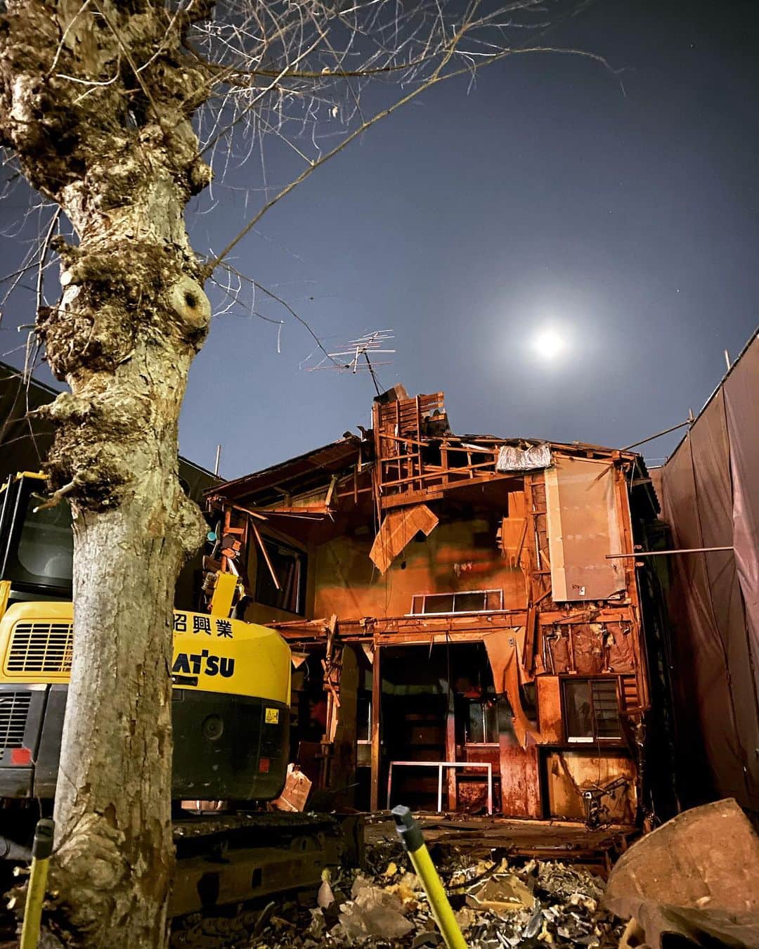 村瀬健さんのインスタグラム写真 - (村瀬健Instagram)「取り壊されてゆく家を月が照らす。」1月10日 22時16分 - kenmurase