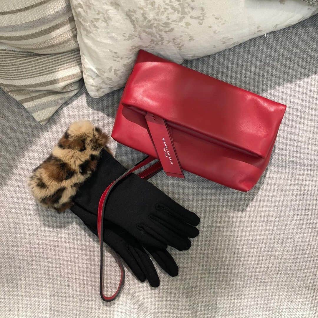 のインスタグラム：「. 寒くなってきたこの時期に手袋は如何でしょうか🧤💗 また、挿し色になるこのクラッチバッグは普段使いもして頂きやすいデザインです😊 . #giannichiarini #alpo  #demiluxebeams #BEAMS #19fw」