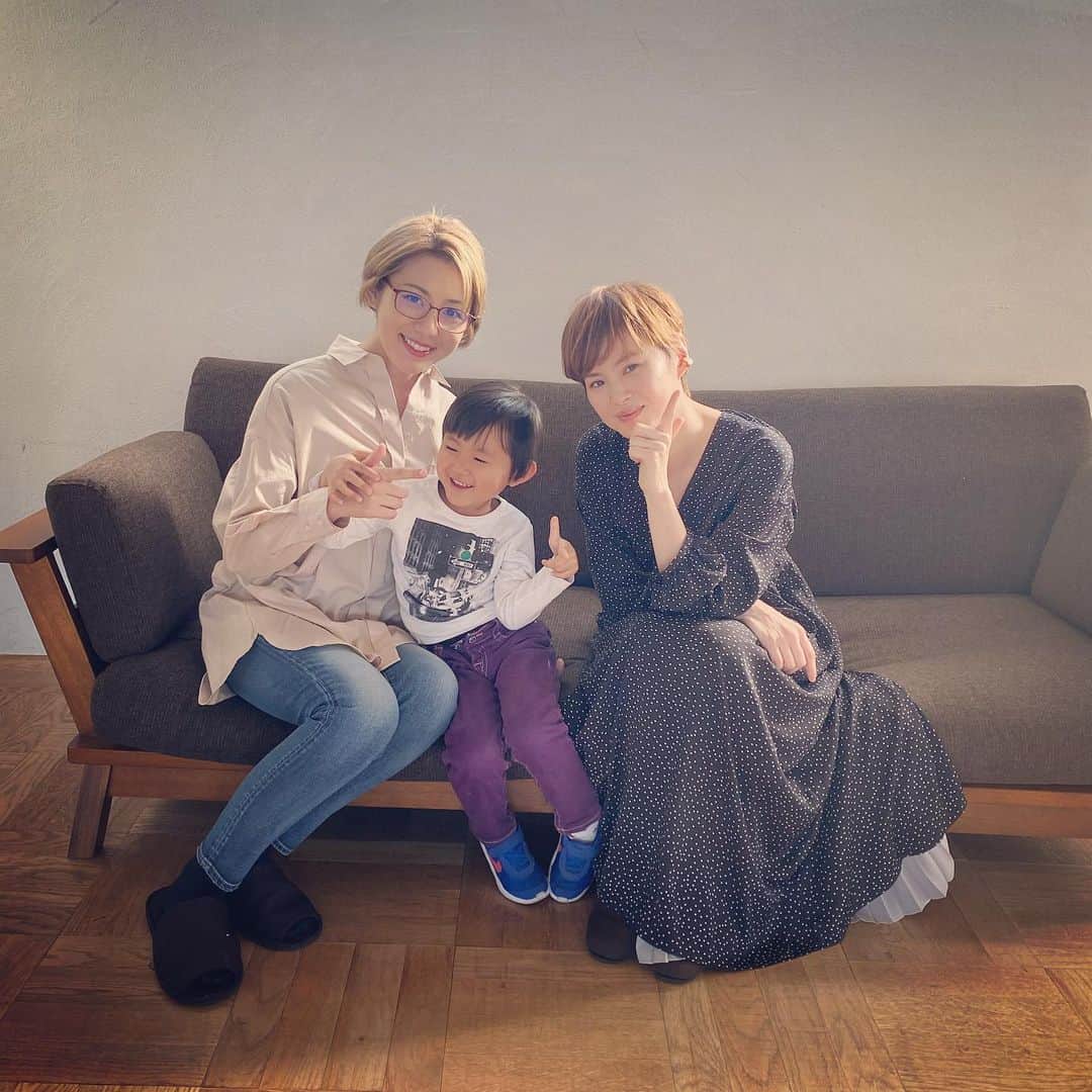 のインスタグラム：「昔の自分に一言伝えることができるなら 「将来憧れの人と一緒にお仕事ができるから！これ本当だから頑張って生きて」 って言う。もうね、食い気味に言う！ ↑ 今さっき母と交わしたリアルな会話なんですが 今日はそんな素敵な1日でした。  今宿麻美さん(@imajuku0107 )が「まめ日記」を読んでくださっているということを知ったときは 嬉しすぎて一瞬本気で現実を疑いましたし その後まさかお会いできる日が来るなんて 人生ってどうなっているんだ 素晴らしすぎやしないか😳  今宿さんはとても素敵な方で 私はもうクラクラしながら必死で平静を装い😂 一緒にたくさん 子供との生活にまつわるあれこれについてお話しさせていただきました。  今回の詳細は近々お知らせさせてください、 最後の仕上げ絶賛追い込み中です！！✒️✨ #憧れの人と会うと人間はバグる #今宿麻美さん」