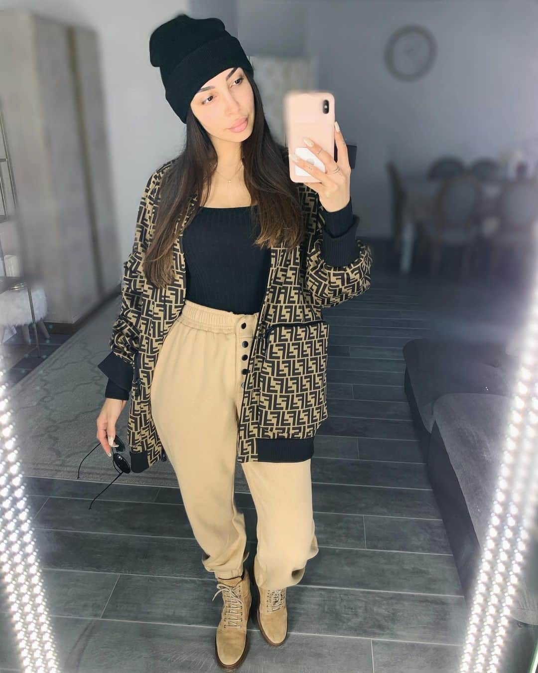 sananasのインスタグラム：「No make up day ✌🏻En general le vendredi sur ton front c’est écrit : leave me alone ! Chez moi on peut le lire un peu partout ! Je commence le week end en mode lazy avant l’heure 😂 Vous êtes habillés comment aujourd’hui vous ? Talons ou à plat ? Bonne journée mes ananas 💚 PS : JE VOUS AI POSTÉ UNE VIDÉO MODE HIER ! AVEC CE JOGGING ! LIEN DANS LA BIO 😘」