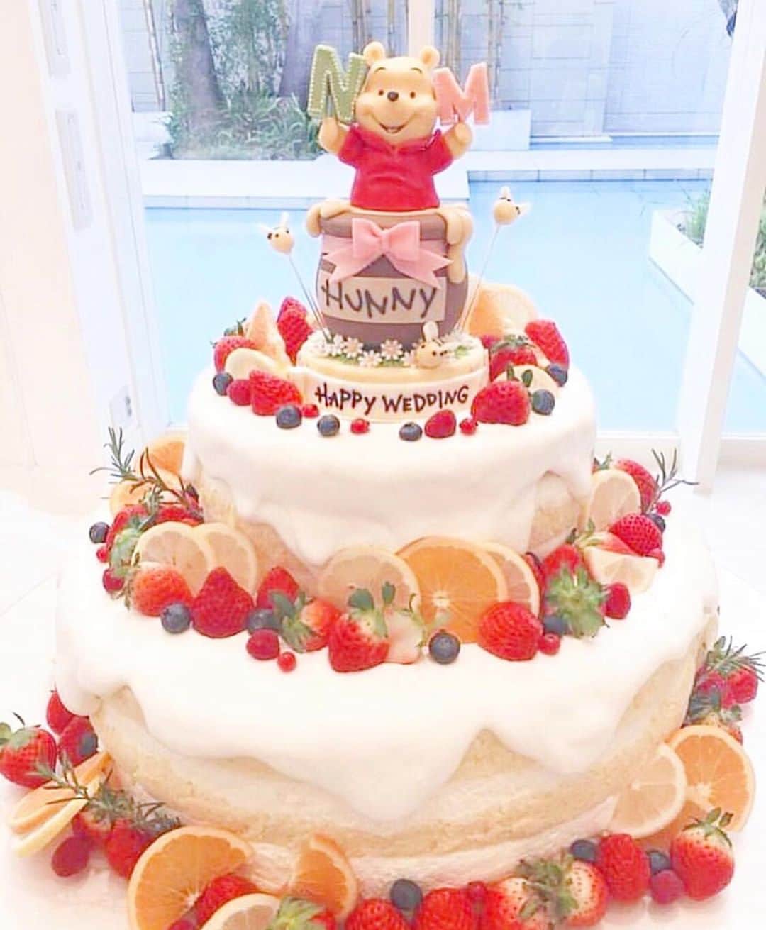 のインスタグラム：「ディズニーファンの花嫁さん必見👀プーさんのケーキ５選🍰💗🍯 . @weddingnews_editor まいにち150記事を配信♩アプリもよろしくね💕 . . 📷本日のカバーPhoto🕊♩+ﾟ* . １枚目： @mikki0655 さん ２枚目： @miii.w.miii さん ３枚目： @unjourhouse さん ４枚目： @s_k_wedding さん ５枚目： @ayayan1117 さん . みんな大好き♡ #プーさん の #ウェディングケーキ をご紹介します🍯💕 . カバーはプラチョコ細工で作ったプーさんとハチミツの #ケーキトッパー が可愛い #ケーキ です🍰💕 . とろんとした生クリームに、いちごだけでなく、オレンジもたっぷりのっていて美味しそう😋🍊 . ほかのケーキも素敵なのでぜひスワイプ👉🏻してみてくださいね💕 . . ...................................... ❤️【WeddingNews情報】❤️ . 本日新着のオススメ記事をご紹介します✨ . . ①最新♡迷ったらコレ！ウェディングケーキのデザイン100選*💕《テーマ・装飾》 . . ②人前式で使いたい♡誓いの言葉文例20選と作り方💕《演出》 . . ③婚姻届を出したら買い揃えたい♡おそろいんかん13選💕《お金・段取り》 . . ④ブライダルインナーの選び方とおすすめブランド12選♡*💕《花嫁コーデ》 . . ⑤指先まで揃えて♡ディズニー風のブライダルネイル15選💕《ビューティー》 . . ※《》は記事のあるカテゴリー名❤️ . などなど、その他にも新着記事が配信中💕アプリダウンロードがまだお済みでない方は是非 @weddingnews_editor のURLからダウンロードしてみてくださいね💕 . . . ＼📷投稿お待ちしています／ . 花嫁はもちろん、業者さんも大歓迎✨ アナタのお写真をご紹介してもOKという方は、ぜひ #ウェディングニュース にお写真を投稿してください💕 . . ⬇︎関連アカウント⬇︎ . 🕊メインアカウント 【 @weddingnews_editor 】 . 💒インスタグラムで式場探し 【 @weddingnews_concierge 】 . 👰花嫁から式場探し 【 @weddingnews_brides 】 . . その他、編集部からの連絡専用 @weddingnews_contact や、スタッフ個人の連絡用として @WN_xxxx（xxxは個人名）があります💕 . . …………………………… ❤️ウェディングニュースとは？ …………………………… . 花嫁のリアルな”声”から生まれた、花嫁支持率No1✨スマホアプリです📱💕 . . 🌸知りたい… #結婚式準備 に役立つ記事を毎日150件配信中♩ . 🌸見たい… インスタの #ウェディング 系投稿TOP100が毎日チェックできる＊IG画像の複数ワード検索も可♩ . 🌸叶えたい… 式場をはじめとした  #結婚式 関連の予約サイトが大集合♩ . 🌸伝えたい… 自分の結婚式レポ『マイレポ』が簡単に作れる♩卒花嫁のレポが読める♩ . . @weddingnews_editor のURLからDLしてね✨ . . . #花嫁 #ウエディング #プレ花嫁 #プレ花嫁準備 #2020春婚 #2020夏婚 #スイーツ #デザート #2020冬婚 #2020秋婚  #全国のプレ花嫁さんと繋がりたい #プロポーズ #ディズニーウェディング #フェアリーテイルウェディング #ディズニー #ウエディングケーキ #ディズニー #カフェ #カフェ巡り #パティシエ」
