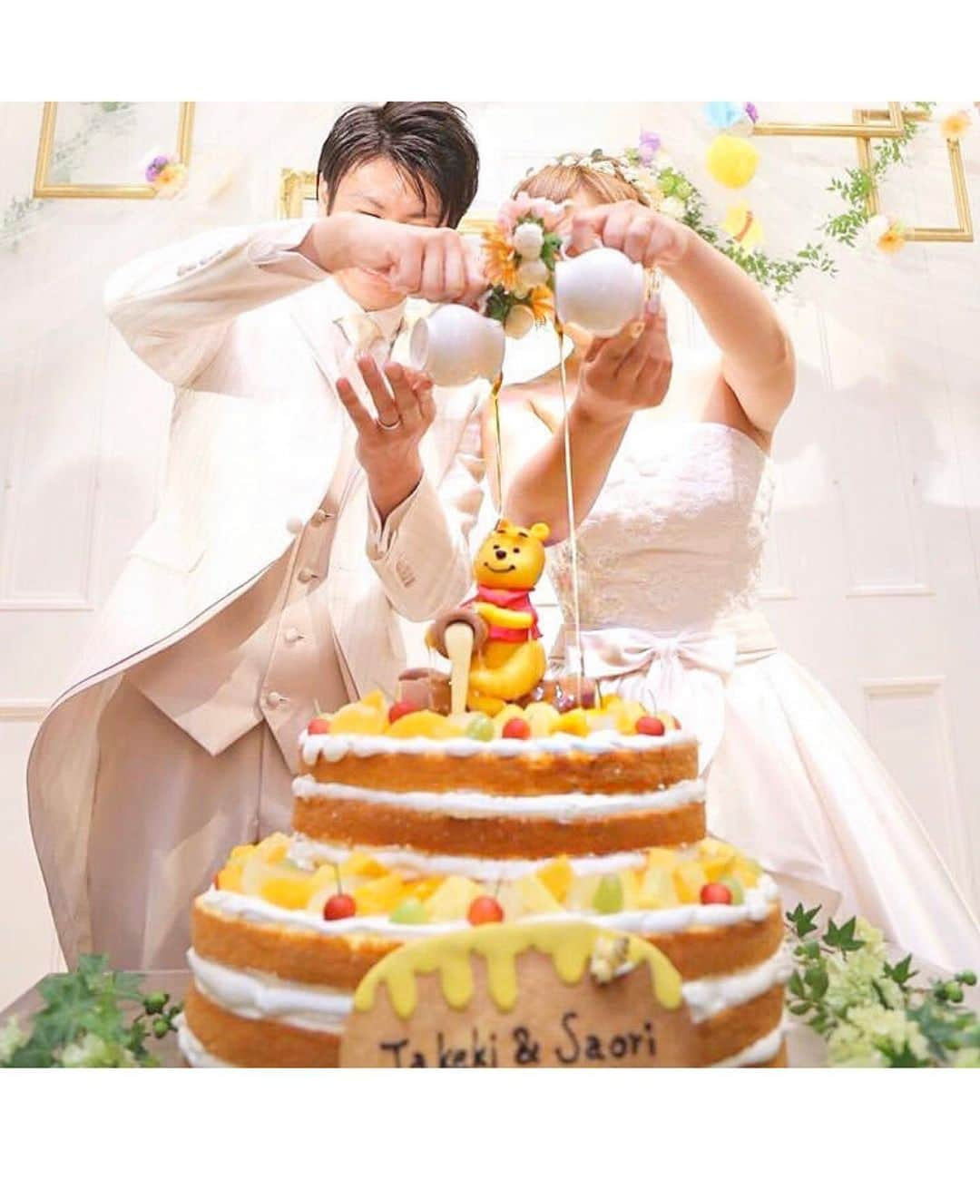 プレ花嫁の結婚式準備アプリ♡ -ウェディングニュースさんのインスタグラム写真 - (プレ花嫁の結婚式準備アプリ♡ -ウェディングニュースInstagram)「ディズニーファンの花嫁さん必見👀プーさんのケーキ５選🍰💗🍯 . @weddingnews_editor まいにち150記事を配信♩アプリもよろしくね💕 . . 📷本日のカバーPhoto🕊♩+ﾟ* . １枚目： @mikki0655 さん ２枚目： @miii.w.miii さん ３枚目： @unjourhouse さん ４枚目： @s_k_wedding さん ５枚目： @ayayan1117 さん . みんな大好き♡ #プーさん の #ウェディングケーキ をご紹介します🍯💕 . カバーはプラチョコ細工で作ったプーさんとハチミツの #ケーキトッパー が可愛い #ケーキ です🍰💕 . とろんとした生クリームに、いちごだけでなく、オレンジもたっぷりのっていて美味しそう😋🍊 . ほかのケーキも素敵なのでぜひスワイプ👉🏻してみてくださいね💕 . . ...................................... ❤️【WeddingNews情報】❤️ . 本日新着のオススメ記事をご紹介します✨ . . ①最新♡迷ったらコレ！ウェディングケーキのデザイン100選*💕《テーマ・装飾》 . . ②人前式で使いたい♡誓いの言葉文例20選と作り方💕《演出》 . . ③婚姻届を出したら買い揃えたい♡おそろいんかん13選💕《お金・段取り》 . . ④ブライダルインナーの選び方とおすすめブランド12選♡*💕《花嫁コーデ》 . . ⑤指先まで揃えて♡ディズニー風のブライダルネイル15選💕《ビューティー》 . . ※《》は記事のあるカテゴリー名❤️ . などなど、その他にも新着記事が配信中💕アプリダウンロードがまだお済みでない方は是非 @weddingnews_editor のURLからダウンロードしてみてくださいね💕 . . . ＼📷投稿お待ちしています／ . 花嫁はもちろん、業者さんも大歓迎✨ アナタのお写真をご紹介してもOKという方は、ぜひ #ウェディングニュース にお写真を投稿してください💕 . . ⬇︎関連アカウント⬇︎ . 🕊メインアカウント 【 @weddingnews_editor 】 . 💒インスタグラムで式場探し 【 @weddingnews_concierge 】 . 👰花嫁から式場探し 【 @weddingnews_brides 】 . . その他、編集部からの連絡専用 @weddingnews_contact や、スタッフ個人の連絡用として @WN_xxxx（xxxは個人名）があります💕 . . …………………………… ❤️ウェディングニュースとは？ …………………………… . 花嫁のリアルな”声”から生まれた、花嫁支持率No1✨スマホアプリです📱💕 . . 🌸知りたい… #結婚式準備 に役立つ記事を毎日150件配信中♩ . 🌸見たい… インスタの #ウェディング 系投稿TOP100が毎日チェックできる＊IG画像の複数ワード検索も可♩ . 🌸叶えたい… 式場をはじめとした  #結婚式 関連の予約サイトが大集合♩ . 🌸伝えたい… 自分の結婚式レポ『マイレポ』が簡単に作れる♩卒花嫁のレポが読める♩ . . @weddingnews_editor のURLからDLしてね✨ . . . #花嫁 #ウエディング #プレ花嫁 #プレ花嫁準備 #2020春婚 #2020夏婚 #スイーツ #デザート #2020冬婚 #2020秋婚  #全国のプレ花嫁さんと繋がりたい #プロポーズ #ディズニーウェディング #フェアリーテイルウェディング #ディズニー #ウエディングケーキ #ディズニー #カフェ #カフェ巡り #パティシエ」1月10日 16時50分 - weddingnews_editor