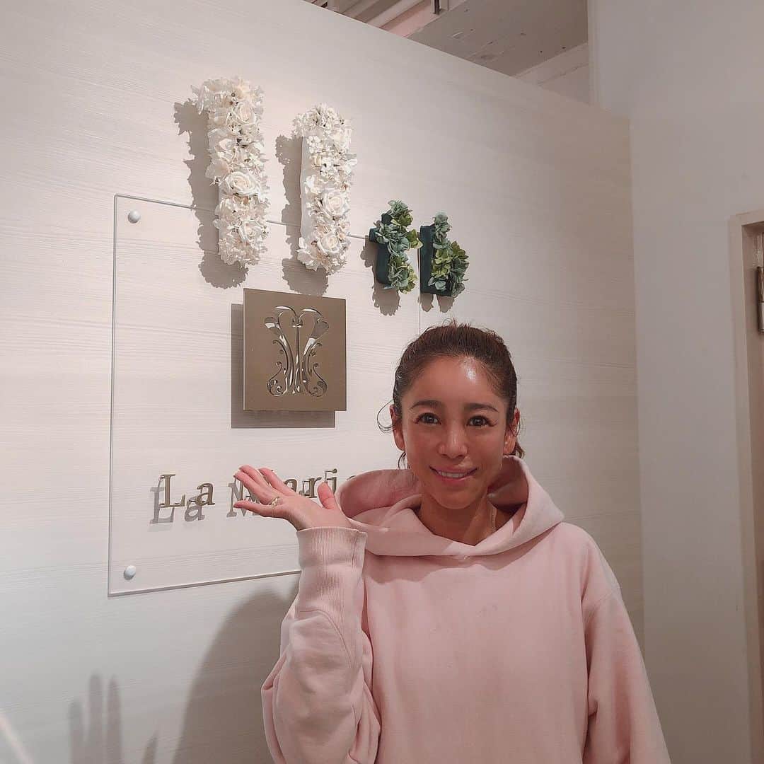 大桑マイミのインスタグラム：「昨日日本に帰国後、今日の撮影のために @lamariage_omotesando  に 日焼け後のお肌のケアへ行きました。 まさに救世主。　 臍帯血幹細胞フェイシャルをうけましたが2トーン色が明るくなり潤い増し。 本当に感激。 今の状態をしっかりみて判断して合うものをしていただけるので信頼してます。 ＊肌をいためないように色々東京からもっていったりhawaiiでみつけたものたち @kneipp_japan  @mediplus_official  @aesopskincare  @neo_natural」