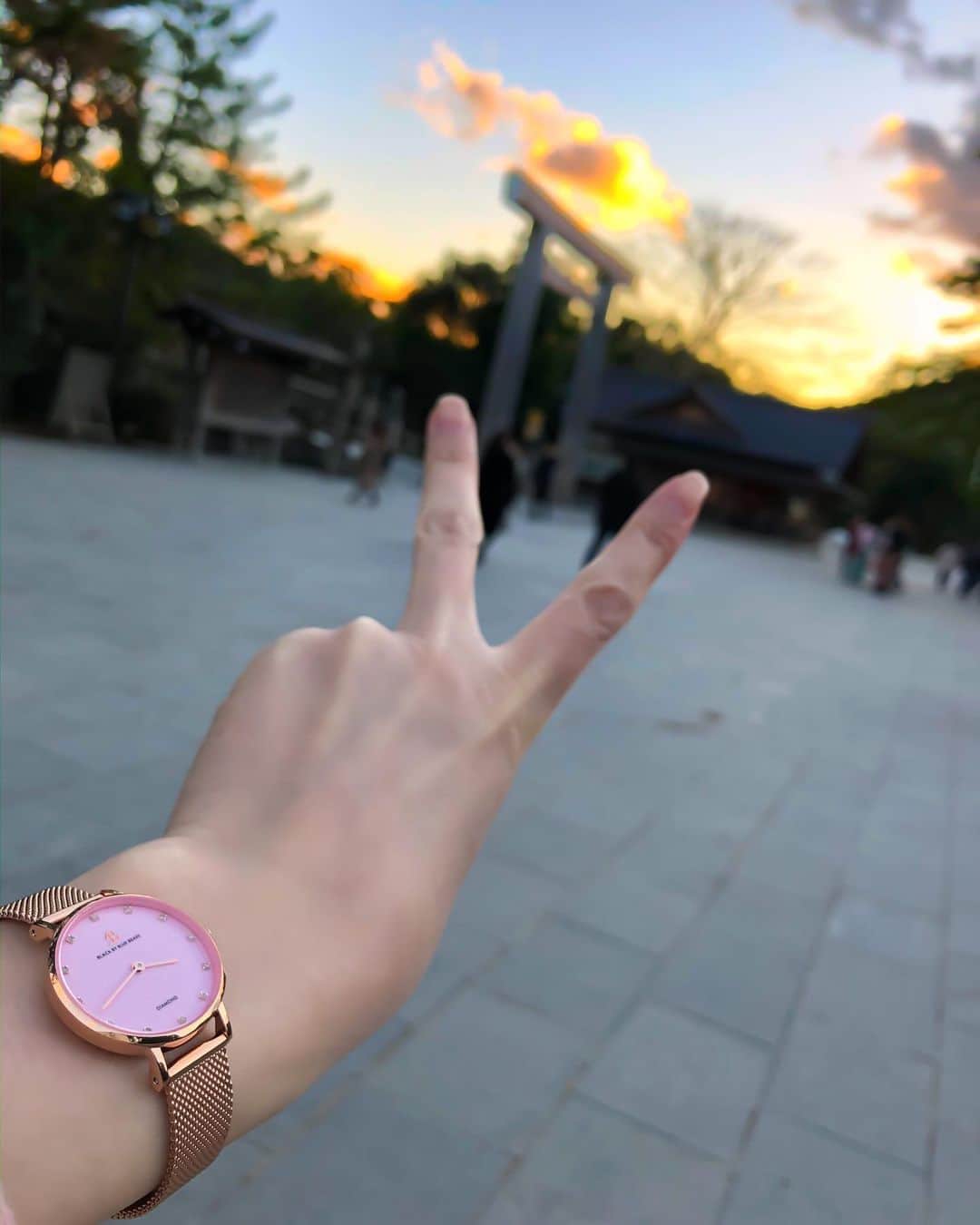 辰巳ゆいのインスタグラム：「おかげ横丁ぶらりも楽しかったなー♡﻿ ﻿ 久しぶりの赤福♪﻿ 美味しかった♪﻿ お抹茶飲みたかったなー笑﻿ ﻿ ﻿ 腕時計﻿ 【yuitatsumi】﻿ ご使用で10%offになりまーす♪﻿ ﻿ #伊勢神宮　#おかげ横丁　#赤福　#4bwatches #腕時計 #時計 #BLACK BY BLUE BRAVE﻿」