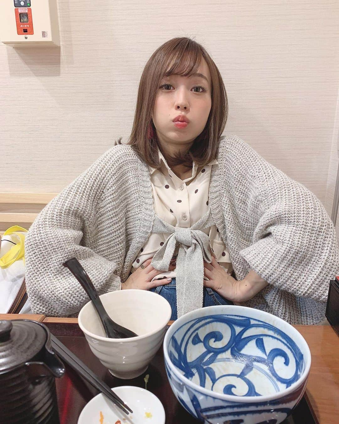 みき みーやんさんのインスタグラム写真 - (みき みーやんInstagram)「お腹いっぱい食べすぎた時って こんな感じよね🙃笑 . 今から友達とごはんー💕 . #foodstagram#笑顔#前髪#ブリーチなしカラー#タートルネック#ハンバーグ#ステーキ#暗めカラー#食べる動画#食べるの大好き#ワンピースコーデ#動画#トマオニ#食べるの好きな人と繋がりたい#カーディガンコーデ#ヘアカラー#オータムカラー#ミディアムヘア#暗髪カラー#ブラウンコーデ#좋아요#좋아요그램#오오티디#먹스타그램#맛스타그램#패션스타그램#셀카」1月10日 16時56分 - mi_yan0101