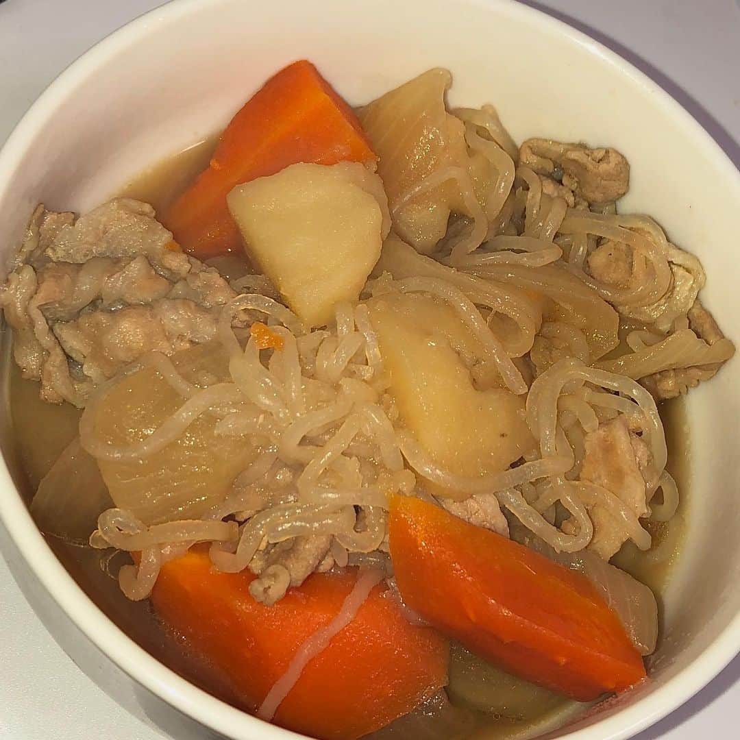 ぽむぽむユウリのインスタグラム：「肉じゃが☺️💯 出来上がった時5人前くらいある気がして焦ったけど秒で無くなりそう。 しらたき３つに分けて切ったのに全然長いのある、てか全部長い。謎すぎる。もっと細かく切っていいのね🤷🏻‍♀️ : 酒みりん醤油買ってから、今度こそ賞味期限前に使い切らねばという強い意志で料理してる。楽しい🍳 次はハンバーグつくりたい、王道🥰」