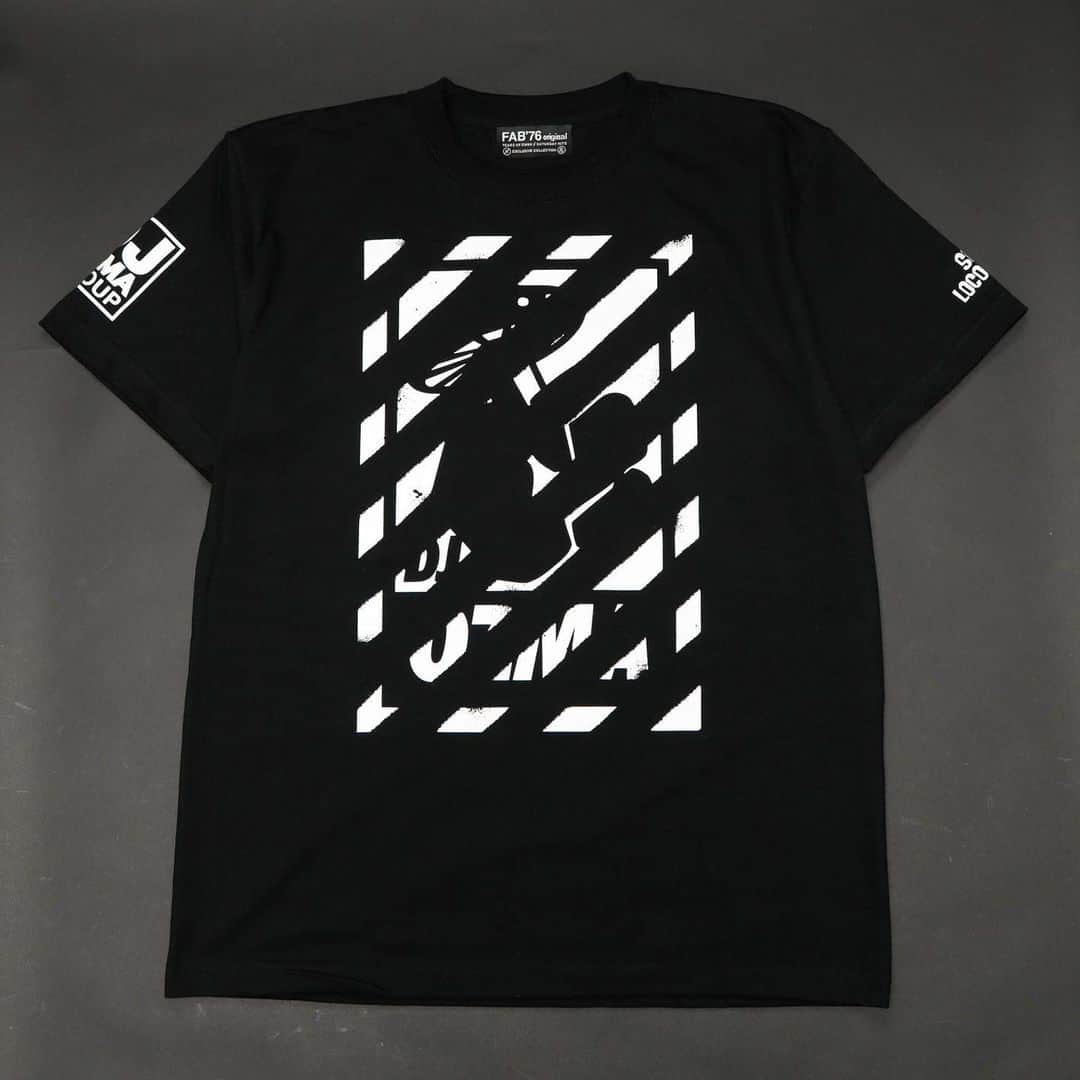 のインスタグラム：「DJ OZMA T shirt「Bounce with me (Strike Back!!)」初回webshopでの販売分が即完、再販のご要望も多数頂きましたので若干数ではありますが本日からwebshopにて再オーダー開始ですので宜しくお願い致します(^^)🎧📀♫ http://tears-of-swan.shop-pro.jp/?pid=147639696 (2月下旬発送開始) ※プロフィール下のURLからofficial wedsiteがご覧頂けます  #DJOZMA #尾妻野純直 #SmileLocomotion #XRAZOO #KillingTime #rendezvous  #2019 #Tshirt #fab76」