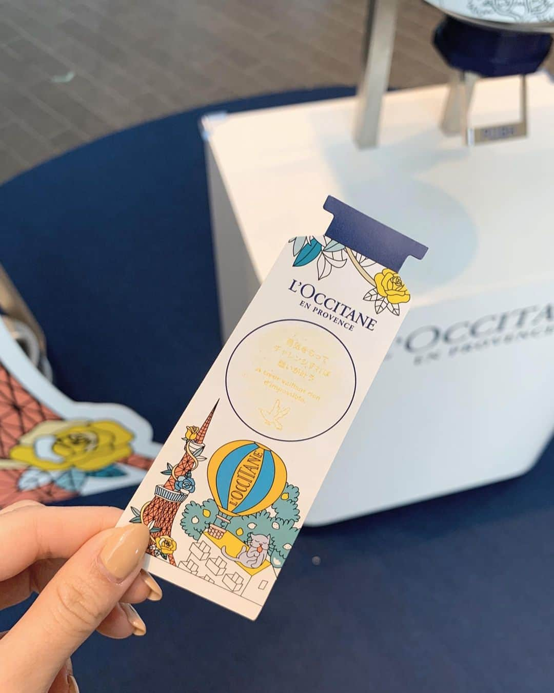 小林さりさんのインスタグラム写真 - (小林さりInstagram)「L’OCCITANE ༘* ・ ・ 明日から始まる<ロクシタンぬりえランド>を一足早く体験してきました♪ ビッグプロダクトにぬりえしたり、ぬりえのおみくじをしたり、ぬりえシアクイズに答えたり… クイズをクリアするとトートバッグがもらえるよ◡̈♡ ・ ・ 私はビッグプロダクトのお花に色を塗ってきました❁⃘°. 誰かが塗っていたハンドクリームが可愛かったなぁ♪ 是非是非みんなもぬりえしに行ってきてね◡̈°. ・ ・ しあわせを呼ぶ、スミレの香りのボディクリームがとっても良い香りでした*⑅ ・ ・ 1/11(土)~13(月・祝) 11:00~18:00　＠二子玉川ライズ ガレリア 1/18(土)~19(日) 11:00~18:00　＠ロクシタン表参道店 ヴォヤージュ センソリアル ・ ・ #ロクシタン #ロクシタンぬりえランド #pr @loccitane_jp」1月10日 17時01分 - _____sari