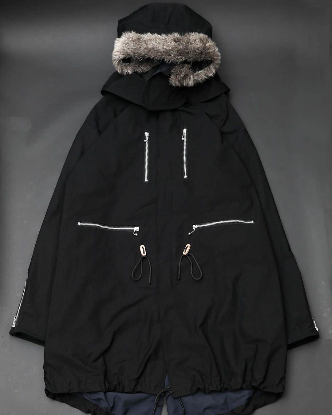 のインスタグラム：「TEARS OF SWAN-ZIP MODS COATになります!! オーダー頂きましたお客様、明日店頭入荷、順次発送になります!! 引き続きofficial webshopでもオーダー受付しますので宜しくお願い致します(^^)🧥 http://tears-of-swan.shop-pro.jp/?pid=147293193 (モデル着用Lサイズ) ※プロフィール下のURLからofficial websiteがご覧頂けます  @tears_of_swan  #tearsofswan  #modscoat  #m65 #m65parka  #モッズコート」