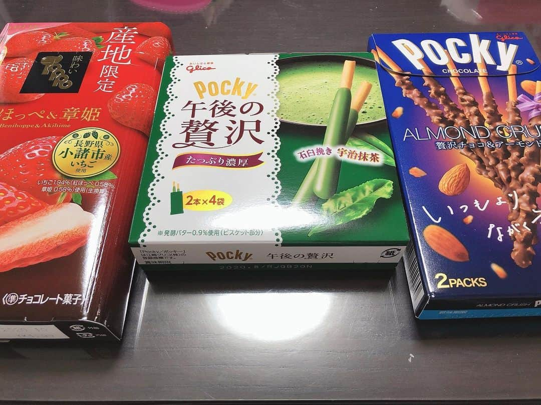 井上香織さんのインスタグラム写真 - (井上香織Instagram)「2020.1.10 ・ @asukabob 地元の同級生明日香が来てくれた♡♡😆 ・ 明日香は2人目3人目が同級生で色々と共感できることが多くて。。 今日も2歳のイヤイヤ期の子とまだ生後間もない子を一緒に寝かしつける大変さを分かち合い、がんばろう！！！と思えました✨ ・ #同級生 #出石 #友達 #育児トーク #あしたは1/11 #ポッキーのお土産 #お祝いも #ありがとう」1月10日 17時03分 - kaorin888