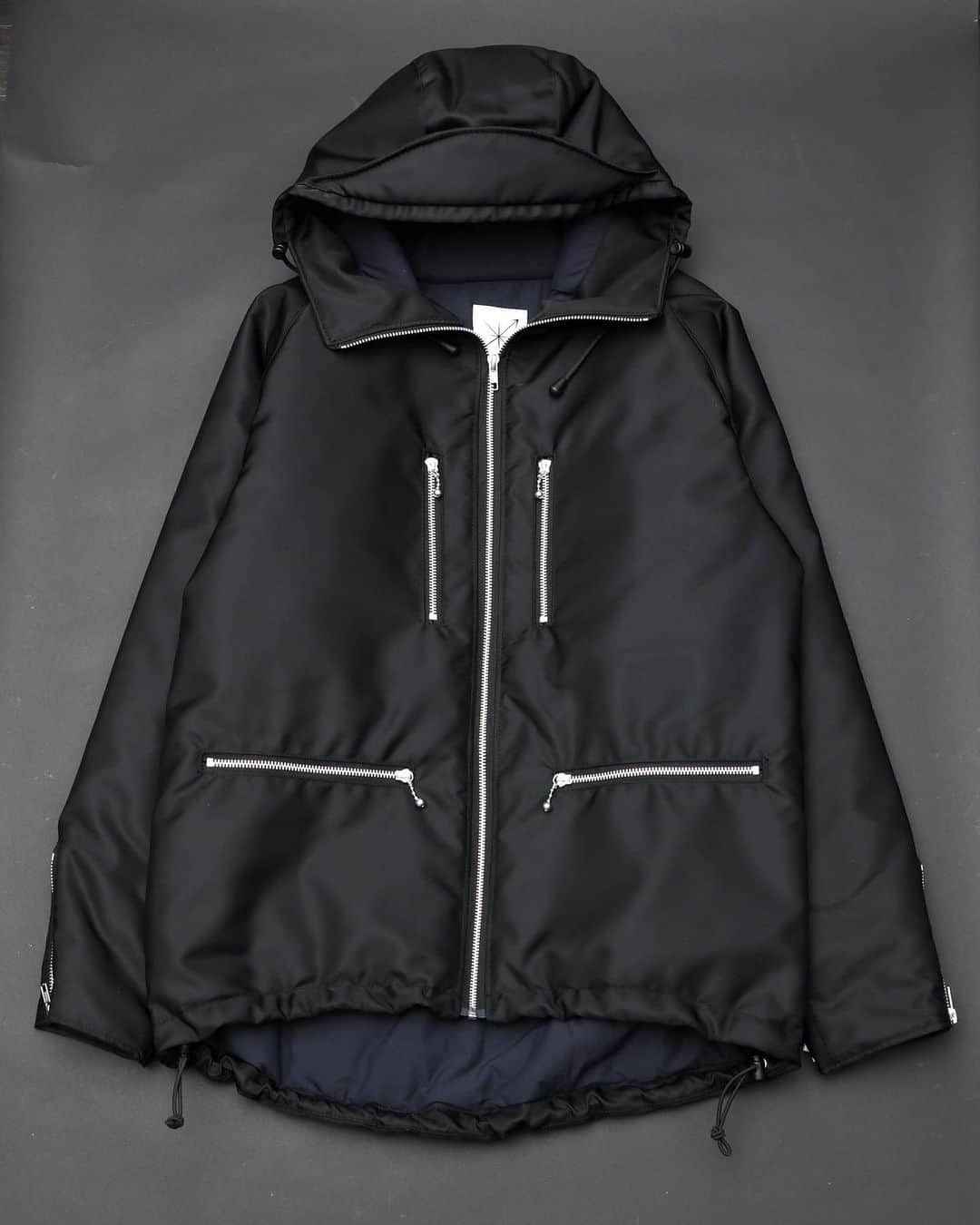 のインスタグラム：「TEARS OF SWAN-NYLON ZIP MOUTAIN PARKERになります!! オーダー頂きましたお客様、明日店頭入荷、順次発送になります!! 引き続きofficial webshopでもオーダー受付しますので宜しくお願い致します(^^)🧥 http://tears-of-swan.shop-pro.jp/?pid=147293221 (モデル着用Lサイズ) ※プロフィール下のURLからofficial websiteがご覧頂けます  @tears_of_swan  #tearsofswan  #mountainparka  #nylonjacket  #マウンテンパーカー」