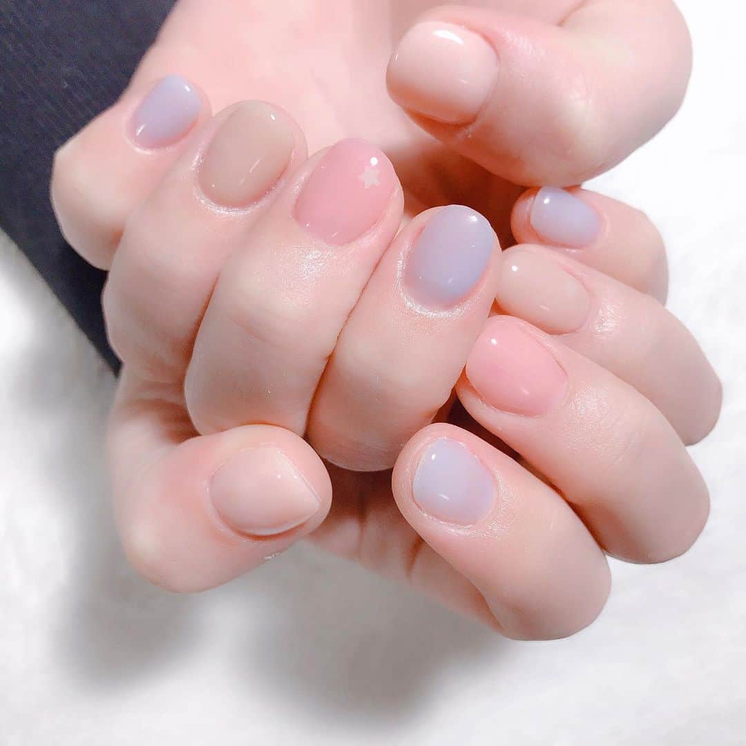 なかやまちえこのインスタグラム：「ペールカラー💫 PREGELex 884.889.890 PremDoll B21にclear mix. ⭐️のホログラム #nail #nails #nailart #ネイル #美甲 #ネイルアート  #clou #nagel #ongle #ongles #unghia #japanesenailart #manucure #네일 #젤네일 #네일아트 #네일리스트 #japanesenails #manicurist #gelnails #أظافر #ペールピンク #ペール #ペールカラー #ペールネイル #とぅるっとネイル #ワンカラーネイル #和楽器バンド #鈴華ゆう子 さん」