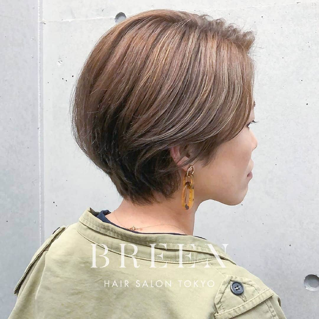 Hairsalon BREEN Tokyoさんのインスタグラム写真 - (Hairsalon BREEN TokyoInstagram)「. 【東京でショートヘアがうまい店・ジェンダーレスなヘアサロン✂】 . 「ただいま！と言ってしまうくらい何度も通いたい美容室」がコンセプト . お客さまが女性：男性比率が１：１　ジェンダーレスです。 . ヘアスタイルの質問はコメントにお願いします！ 担当スタイリストから返信します。 . . Cut:¥5,400 Color:¥5,400 Perm:¥5,400 . . . Hairsalon BREEN Tokyo 原宿駅・明治神宮前駅 5分 東京都渋谷区神宮前3-25-12FUJIBUILDING2F TEL:03-6432-9454 MAIL:info@hair-breen.com . #breentokyo  #原宿美容室 #表参道美容室 #明治神宮前美容室 #原宿ヘアサロン #ヘアサロン  #ヘアスタイリング  #イメチェン #カットが上手い #似合わせカット #ばっさりカット #ショートが得意 #ショートボブ #ショートボブパーマ #レイヤーボブ #切りっぱなしボブ #ショートカット #ショートカット女子 #ナチュラルヘア  #ヘアカラーアッシュ #ばっさりカット #グレージュカラー #抜け感ヘア #ヘアカタログ　 #ジェンダーレス #LGBT」1月10日 17時23分 - hairsalon_breen_tokyo