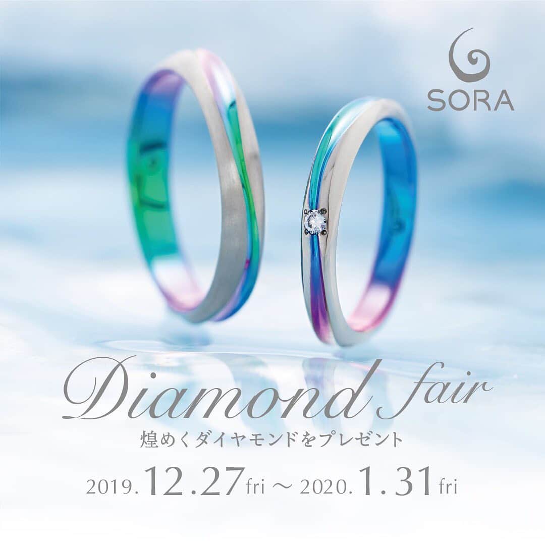 SORA ≪SORA表参道の公式アカウント≫のインスタグラム：「@sora_omotesando . 【Diamond Fair-ダイヤモンドフェア-】 \\ 期間限定 Diamond Fair 開催中// 【煌めきをプラスして、 永く愛せる特別な指輪づくりを】  期間中、表参道本店または 全国の取扱店にて結婚指輪を ご成約いただいたお客様へ 「メレダイヤモンド」を 1石プレゼントします。  ダイヤモンドは「永遠の絆」 という意味を持つ宝石＊* ふたりで歩む未来が輝かしい日々と なりますよう願いを込めて、 結婚指輪にダイヤモンドを 込めてはいかがでしょうか。  下記のお好きなメレダイヤモンドを 指輪の外側へお留めします。 ・カラーレスダイヤモンド ・ピンクダイヤモンド ・ブルーダイヤモンド . --------------- ▽1月フェアはこちらからcheck https://www.sora-w.com/contents/event/diamondfair/ ▽SORA公式サイトはTOPのURLからcheck * >>> @sora_omotesando . --------------- ぜひ『 #結婚指輪sora 』のハッシュタグで SORAの写真を投稿してくださいね＊* こちらのアカウントでリグラムさせていただきます♪ . #結婚指輪 #婚約指輪 #指輪 #表参道 #オーダーメイド #プレ花嫁 #ブライダル #ウェディング #手作り #彫金#bridal#wedding #bridalring #ring #tokyo #anniversary  #Jewelry #Marriage #記念日 #ソラ#グラデーション #ダイヤモンドフェア #ダイヤモンドリング」