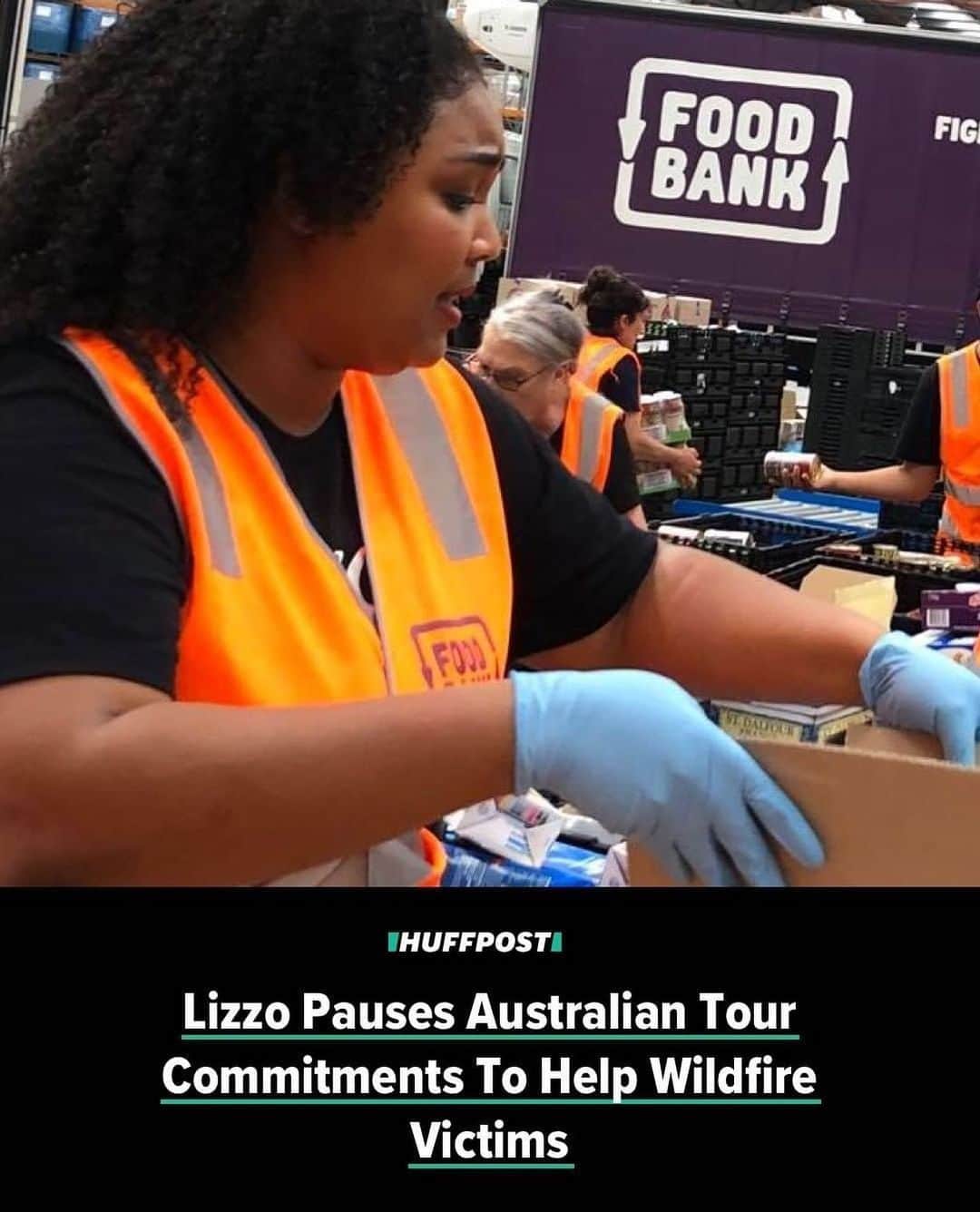のインスタグラム：「【Lizzo】 1/7にメルボルンのフードバンクでボランティア活動を行ったリゾ😌🙏 ✨ オーストラリアでの壊滅的な火災の影響を受けた人たちのために、食品の梱包を支援しました❤️ #lizzo #australia #volunteer #リゾ #オーストラリア #火災 #ボランティア」