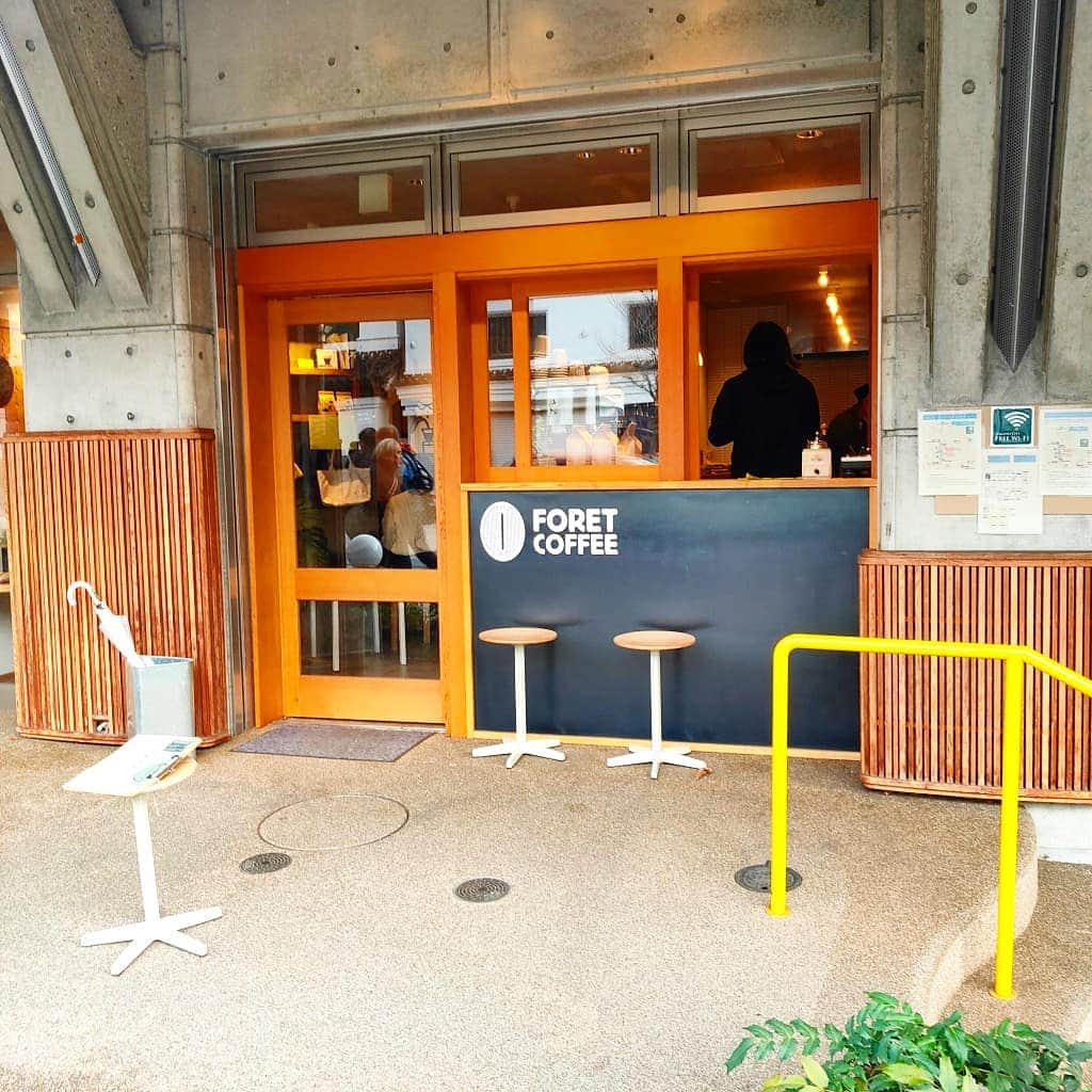 フレシャス公式(FRECIOUS) さんのインスタグラム写真 - (フレシャス公式(FRECIOUS) Instagram)「【 #フレシャスcafe淹れてみた Vol.5】 こだわりのコーヒーをウォーターサーバー『Slat＋cafe』で淹れて楽しむ連載企画☕️ 今回は、Slat＋cafe with フォレットコーヒー( @foretcoffee )です。 =============== . 年末年始は夫の長野の実家に帰省していたので、 以前から評判を聞いていた、長野市内の『フォレットコーヒー』に訪れてみました。 . 長野駅から善光寺への通り道にあるこちら、店内に入ると アーティストの松本セイジさん( @seijimatsumoto_arts )によるたくさんのイラストがお出迎え。 まるでギャラリーのような居心地の良い空間で、思わず長居したくなってしまうカフェです。 . コーヒー豆は産地別にいくつか種類がある中で、 今回はコクと濃さ重視でコロンビアの深煎りを100g買ってみました。 . すると、「お好きなコーヒーを1杯淹れますよ～」と店員さん。 豆を購入した人へのサービスということで、 せっかくなので今回購入したのと同じものをいただきました。 チョコレートみたいなリッチなコクと苦み。 これはコロンビア豆の特徴なんだそうです。 . . 帰省から自宅に戻ってワクワクしながら フォレットコーヒーをSlat＋cafeで再現です。 ちょっと面倒なドリップも、 Slat＋cafeがあればボタン1つで手間なく淹れられて、 移動疲れしていたこんな日は特にありがたみを感じます。 . お店で飲んだ時と同じ、淹れたての香りがふんわり。 コクと苦みも、自宅でもしっかり味わうことができました。 . ちなみにフレシャスの天然水は硬度の低い軟水。 軟水のほうがコーヒー成分への影響が少ないので、 豆本来の味わいを楽しみたい方には特におすすめですよ。 . . . ↓↓↓ Slat＋cafe詳細は、 こちらからチェック！ 👇👇 https://www.frecious.jp/slat/slatcafe/ . または「スラット+カフェ」で検索🔎 . <1枚目> Slat＋cafeで淹れた一杯とパッケージ <2枚目・動画> 専用フィルターの使用方法 <3枚目> フォレットコーヒー 外観 . ──────────── リポストキャンペーン開催★ こちらよりフォロー♪ ↓　↓　↓ 【フレシャス公式】 @frecious_official ──────────── . #ウォーターサーバー #FRECIOUS #フレシャス #スラットプラスカフェ #slatcafe」1月10日 17時26分 - frecious_official