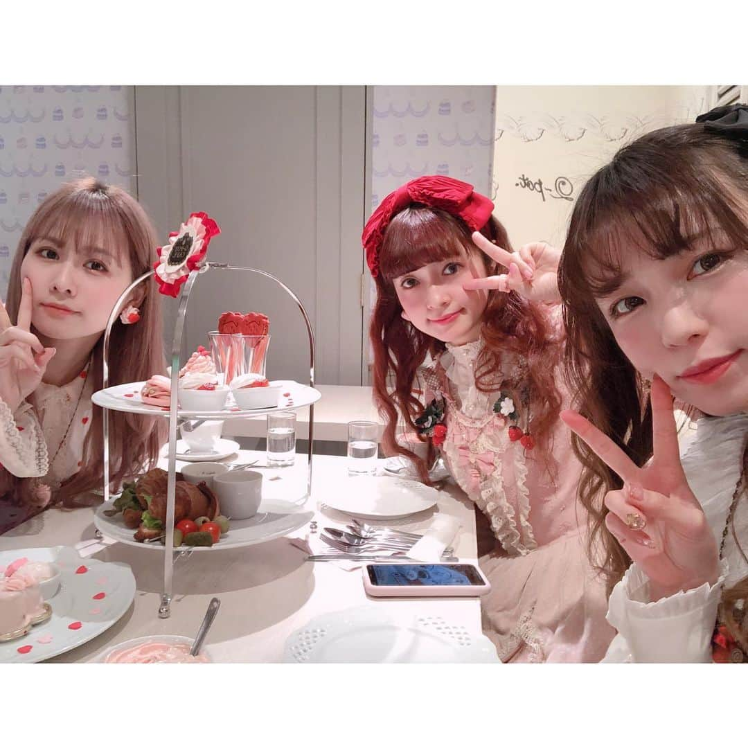 皆方由衣さんのインスタグラム写真 - (皆方由衣Instagram)「みさこちゃんすーちゃんと #qpotcafe へ #バレンタインアフタヌーンティー #女子会」1月10日 17時33分 - yuiminakata