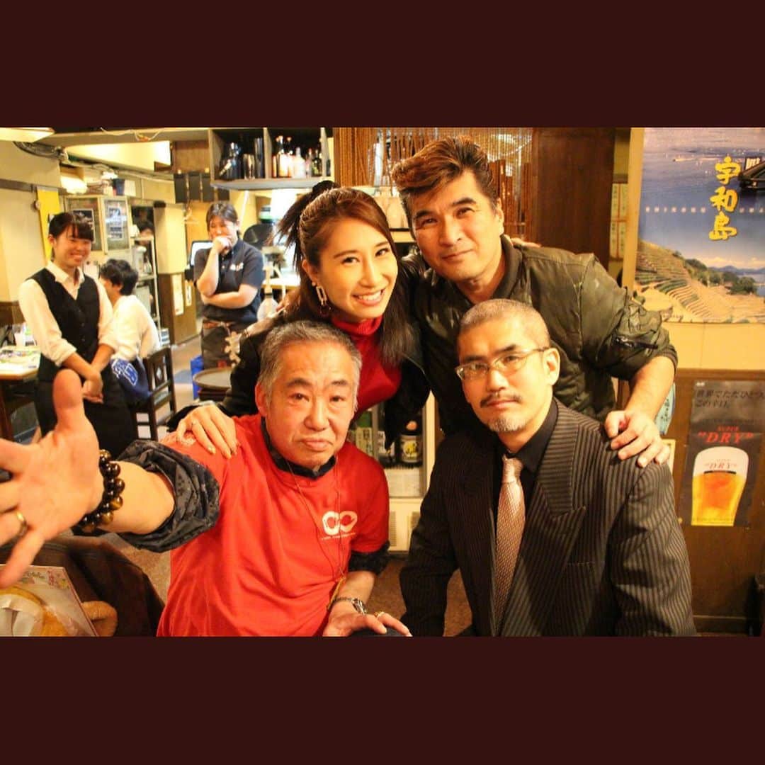 赤崎ティナ（西浦舞由美）のインスタグラム：「#謹賀新年 #あけましておめでとう #令和2年 #距離近めのタレント #会えるタレント #飾らないタレント 色々振り返ると、ツンツントゲみたいな時期もありましたね😭 プライドなのか糸を張り詰めていたのか、、🧵 みんなに支えられて このお仕事ができる幸せを 噛み締めてます😭 多忙で携帯を触ることすら 大変だった年末💦 リプ遅くていいよ！なんて 気遣ってくれるファンの方もいて、、 😭😭😭😭😭 体力ないんだから、体調気をつけてといたわってくれるファンの方もいて、、、😭😭😭😭 一生ついていくから心配すんな！って声もかけてもらえて、、😭😭😭😭 窮地に追い込まれても みんながおんぶにだっこで 助けてくれてます😭😭😭 どんどん年下も頑張ってく中で 新年ら元マネから電話で 「場数でお前は誰にも負けないから。プロデュース力も魅せ方も、喋りも、礼儀も、出会った当初から、ずば抜けたもんがあるって言ってるだろ。」 って褒めてくれたり😭😭 #私は私の顔が嫌い なんですが 「赤崎できる仕事なら、私（俺）もできるかな？芸能やってみようかな？モデル、アクター、タレント？何が向いてる？」 みたいなことを、よーく東京来て言われるようになり、でも自分の才能は、第三者が決めるものだから 「やりたいなら、やりなよ！」 返答は、いつもそうだったけど 「お前の位置に来れる人いるなら、俺がプロデュースするよ。」って 元マネながらの言葉をもらい、、 もう少し自分を認めてもいいのかな。 と考えた年明けでした👱‍♀️☀️☀️ ファンの方からの #無償の愛 って なによりも大きいな👍❤️ だから、これからも走ってくよ👍✴︎✴︎ #新年 #赤崎ティナ に#改名 #今年は #挑戦 今年もよろしくお願いいたします🤲 この新年会も ファンの方のお声できまったもの⛩✨ #てっぺんとったんで」