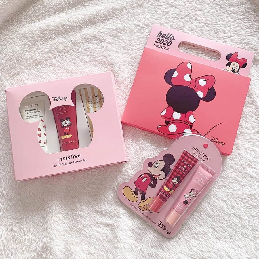 のインスタグラム：「Innisfreeとディズニーのコラボアイテムがかわいすぎる♡﻿ ﻿ こちらはリップバームセットとハンドクリームのセット◎﻿ 毎日使うものだからこそパッケージにもこだわりたい！﻿ プレゼントにもおすすめです♡﻿ ﻿ ﻿ ﻿ ﻿ ﻿ ﻿ @innisfreejapan ﻿ ﻿ ﻿ ﻿ ﻿ ﻿ ﻿ ﻿ ﻿ ﻿ ﻿ ﻿ ﻿ #laurierpress_cosmetics﻿ ﻿ ﻿ ﻿ ﻿ ﻿ ﻿ ﻿ ﻿ Thank you♡﻿ ﻿  @_tmchiin.o0_ ﻿ ﻿ ﻿ ﻿ ﻿ ﻿ ﻿ ﻿ ﻿ ﻿ ﻿ ﻿ ﻿ ﻿ #ローリエプレス #Innisfree #イニスフリー #ディズニー」