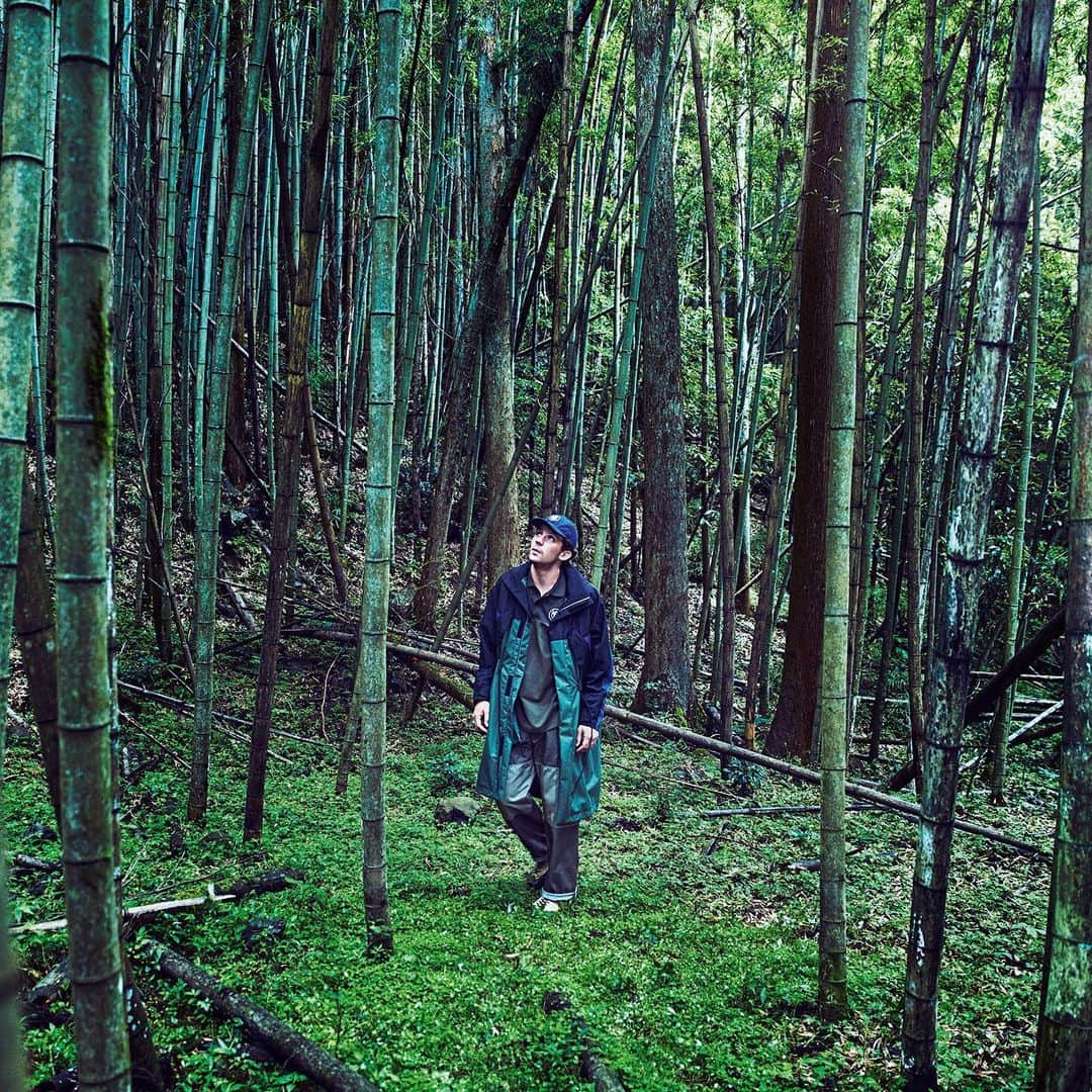 HYPEBEASTさんのインスタグラム写真 - (HYPEBEASTInstagram)「@hypebeaststyle: Eye/LOEWE/Nature’s latest lookbook for Spring/Summer 2020 captures British actor @joshographee hiking through the hills of Mount Fuji, Japan. Swipe to check out the outdoors-inspired range which puts the focus on bold colors, functionality, and sustainability. All of the items are available now at the brand’s website and boutiques worldwide, and for every product sold, @loewe will donate €15 EUR to environmental causes.⁠⠀ Photo: @graysorrenti」1月10日 17時35分 - hypebeast