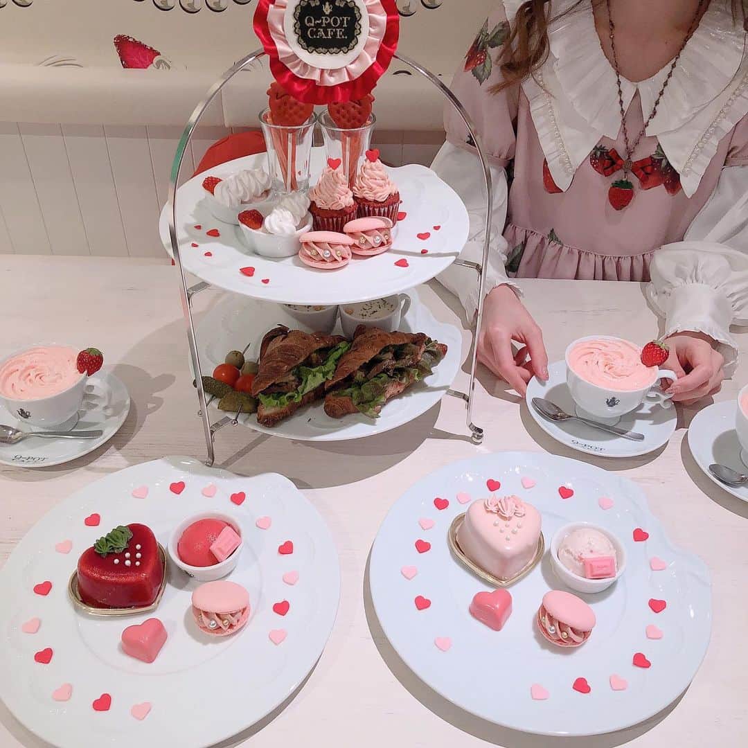 皆方由衣さんのインスタグラム写真 - (皆方由衣Instagram)「明日から始まる #qpotcafe の #バレンタインアフタヌーンティー  ココアもバレンタイン 使用でとってもかわいかった☺️ 展示会でたのんだ 苺のネックレスとも ぴったりあってよかった♡♡」1月10日 17時36分 - yuiminakata