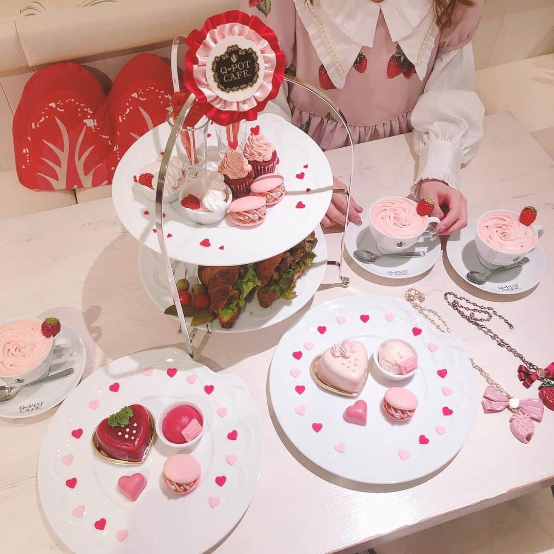 皆方由衣さんのインスタグラム写真 - (皆方由衣Instagram)「明日から始まる #qpotcafe の #バレンタインアフタヌーンティー  ココアもバレンタイン 使用でとってもかわいかった☺️ 展示会でたのんだ 苺のネックレスとも ぴったりあってよかった♡♡」1月10日 17時36分 - yuiminakata