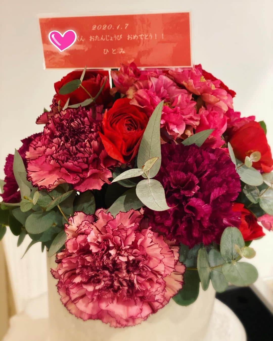 保田圭さんのインスタグラム写真 - (保田圭Instagram)「グアムから戻ると、息子の誕生日祝いのお花が届いてました♡瞳ママありがとうございます(/ _ ; ）いつもいつも気にかけてくださって…心から感謝です。#黒木瞳 さん #気遣いの方 #尊敬する大好きな方」1月10日 17時39分 - keiyasuda1206