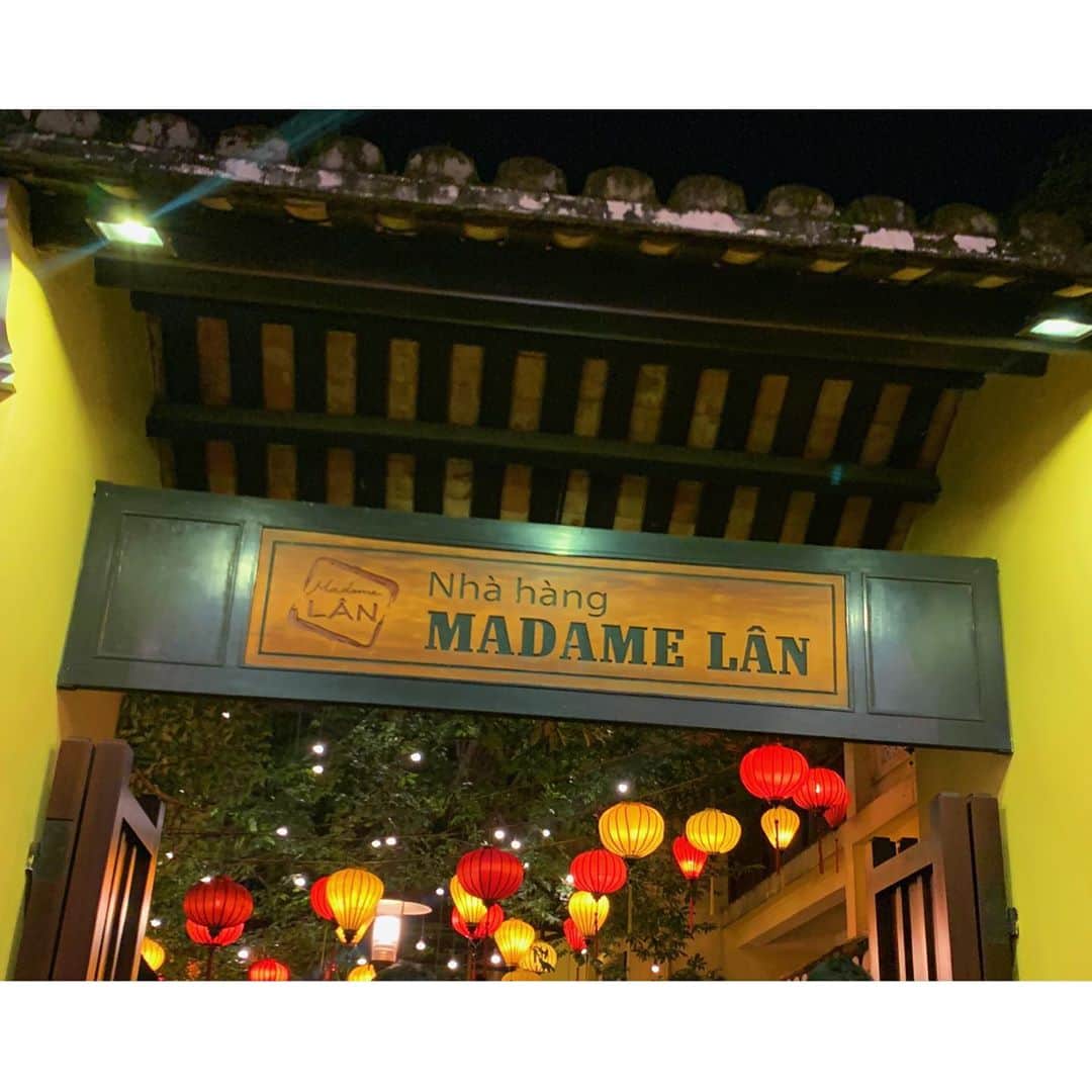 板野友美さんのインスタグラム写真 - (板野友美Instagram)「ダナンに行ってきました🇻🇳 初めてのベトナム旅行𓂃𓈒𓏸  一昨年からパクチーも 食べれるようになったので ベトナム料理も楽しみに行きました♪  ホテルはインターコンチネンタルへ 自然の中にあるホテルでとっても癒され シーズン的には雨季なんですが、 天候にも恵まれていい旅になりました🙊  このワンピースはベトナムで @mariyagi_san  ちゃんと お揃いで2000円くらいで買ったよ🍒  写真お付き合い下さい🥰  #ダナン #ベトナム旅行」1月10日 17時42分 - tomo.i_0703