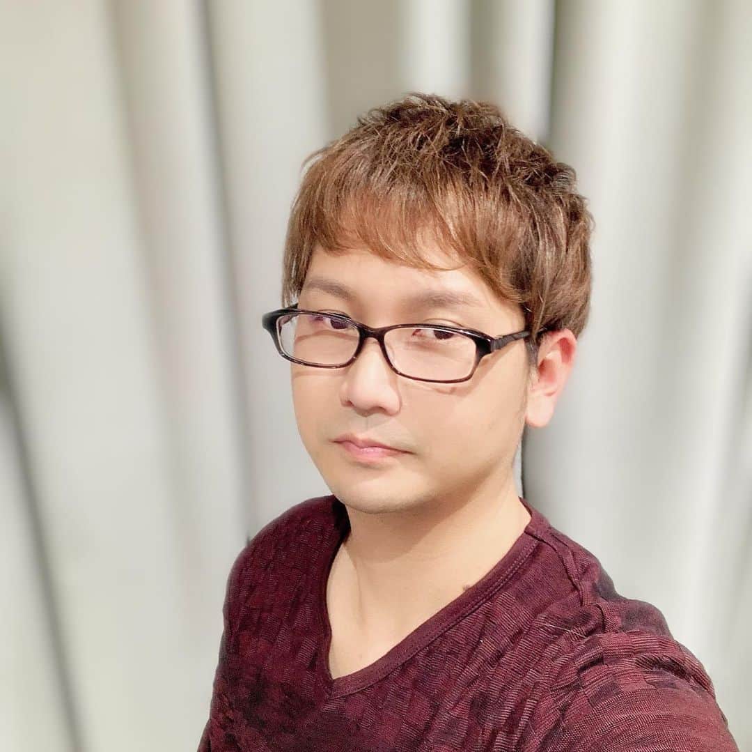 ガッチマンのインスタグラム：「まともな顔出し写真がなかったので投稿。先日とある撮影でメイクをしてもらったので、そこにさらにアプリで盛ってみました。めっちゃ顔変わるのね…こいつはすげぇ！2枚目はメイクのみ、3枚目はメイクすらしてない寝起きの顔です。」