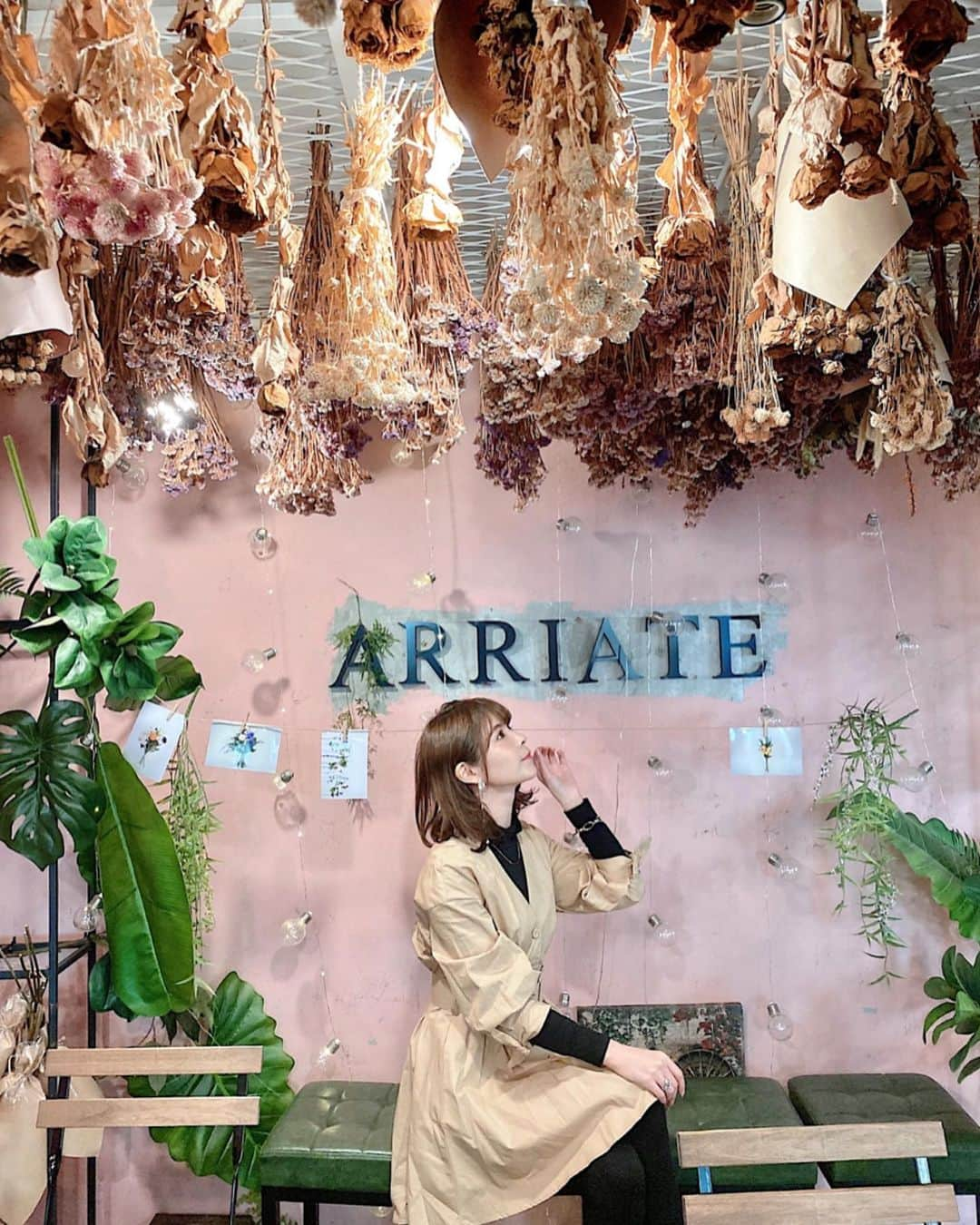 Yuika Matsuさんのインスタグラム写真 - (Yuika MatsuInstagram)「. . 📍韓国カフェ ARRIATE 弘大店💐 @arriate_flower_ . . 韓国のカフェってなんでこんなに かわいいんだろう❤️たまらん😍 . . ここのハーブティー☕︎凄く 好みの味で朝から嬉しくなっちゃう✨ . . . ワンピースはZARAのセールでゲットしました👍🏻 . . . . . . . . . #아리아떼홍대점#ARRIATE#arriatecafe #弘大カフェ  #韓国カフェ #韓国カフェ巡り #韓国旅行 #韓国女子旅  #ソウル旅行 #ソウルカフェ #연남동 #연남동카페 #카페레이어드 #카페 #서울 #일상 #일탈 #스콘맛집 #셰이의맛집 #감성카페 #맛은쏘쏘 #yeonnamdong #cafelayered #seoul #cafe #cafehopping #potd #dessert」1月10日 17時45分 - yuika00802