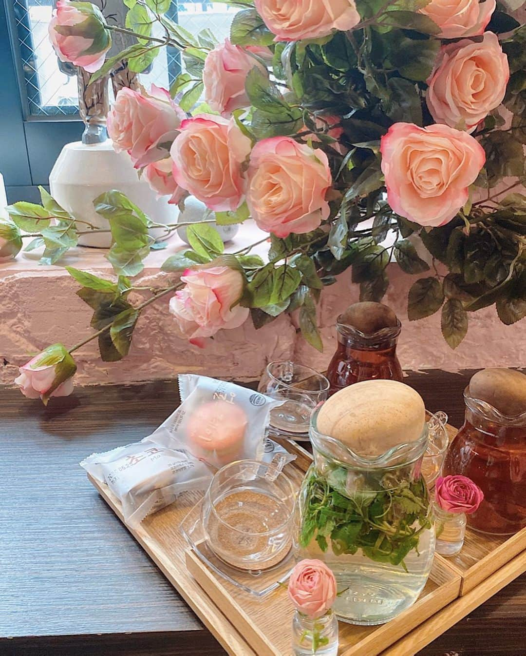 Yuika Matsuさんのインスタグラム写真 - (Yuika MatsuInstagram)「. . 📍韓国カフェ ARRIATE 弘大店💐 @arriate_flower_ . . 韓国のカフェってなんでこんなに かわいいんだろう❤️たまらん😍 . . ここのハーブティー☕︎凄く 好みの味で朝から嬉しくなっちゃう✨ . . . ワンピースはZARAのセールでゲットしました👍🏻 . . . . . . . . . #아리아떼홍대점#ARRIATE#arriatecafe #弘大カフェ  #韓国カフェ #韓国カフェ巡り #韓国旅行 #韓国女子旅  #ソウル旅行 #ソウルカフェ #연남동 #연남동카페 #카페레이어드 #카페 #서울 #일상 #일탈 #스콘맛집 #셰이의맛집 #감성카페 #맛은쏘쏘 #yeonnamdong #cafelayered #seoul #cafe #cafehopping #potd #dessert」1月10日 17時45分 - yuika00802