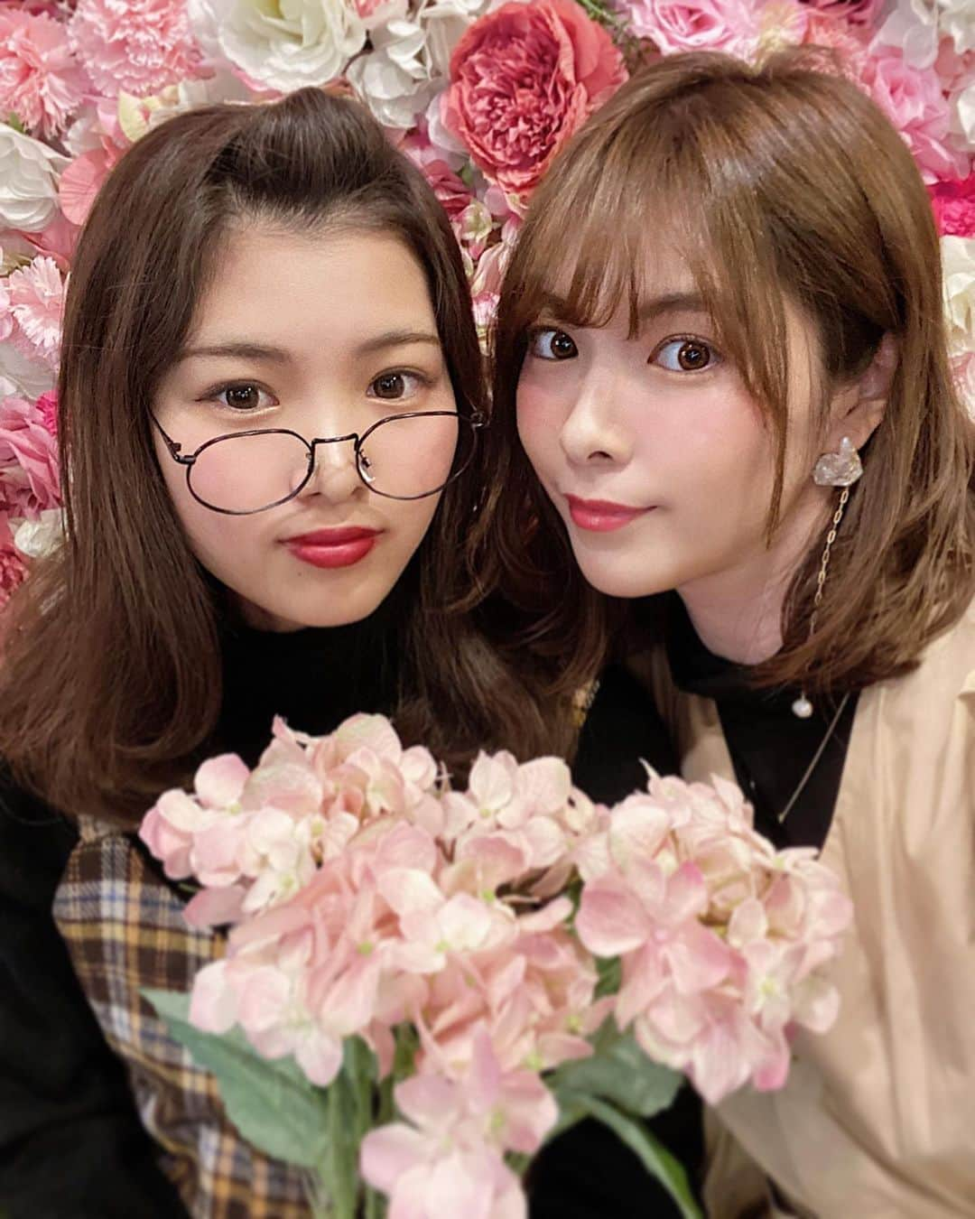 Yuika Matsuさんのインスタグラム写真 - (Yuika MatsuInstagram)「. . 📍韓国カフェ ARRIATE 弘大店💐 @arriate_flower_ . . 韓国のカフェってなんでこんなに かわいいんだろう❤️たまらん😍 . . ここのハーブティー☕︎凄く 好みの味で朝から嬉しくなっちゃう✨ . . . ワンピースはZARAのセールでゲットしました👍🏻 . . . . . . . . . #아리아떼홍대점#ARRIATE#arriatecafe #弘大カフェ  #韓国カフェ #韓国カフェ巡り #韓国旅行 #韓国女子旅  #ソウル旅行 #ソウルカフェ #연남동 #연남동카페 #카페레이어드 #카페 #서울 #일상 #일탈 #스콘맛집 #셰이의맛집 #감성카페 #맛은쏘쏘 #yeonnamdong #cafelayered #seoul #cafe #cafehopping #potd #dessert」1月10日 17時45分 - yuika00802