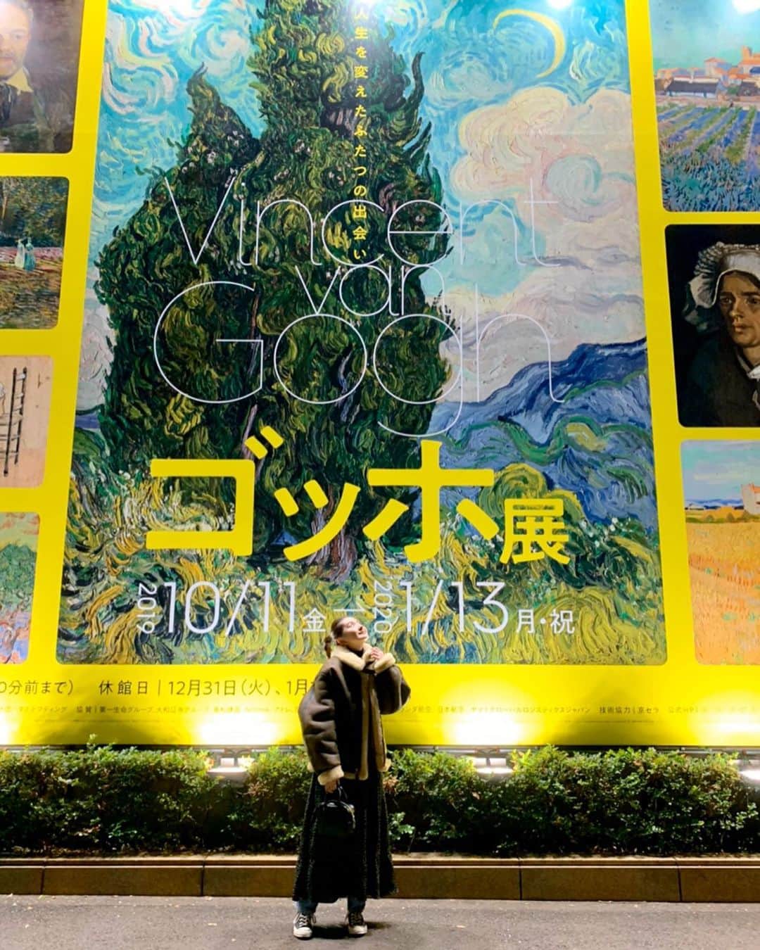 海下真夕さんのインスタグラム写真 - (海下真夕Instagram)「. 『ゴッホ展』  #ゴッホ展 #上野の森美術館  #20200103 .................................. . ゴッホの初期から晩年の作品までが、ゴッホが影響を受けた画家の作品とともに鑑賞することができて、時代ごとに変わっていく絵のタッチの変化がとても面白かったです☺️ 作品リストを見てたら展示作品のうち約40点がハーグ美術館所蔵のものらしく、ハーグ美術館にもいつか行ってみたくなりました😌  マグネットのグッズ集めを地味にしているのですが、今回は糸杉と #アドルフモンティセリ の #陶磁壺の花 をゲット🧡 あと今回は図録用のエコバッグが可愛かったのでそちらも💕（📷2枚目）グッズってついつい欲しくなっちゃいますね🥺 スヌーピー好きとしては、スヌーピーコラボのグッズも可愛かったです💛ケースが可愛くてミントタブレット買っちゃいました🥰 （散財しそうなところを抑えてw）  金曜土曜は20時までやっているとのことなので、夜に行ったのですが並びもあまりなく、わりとゆっくりと鑑賞できたので夜行くのもおすすめです😊  #美術館 #美術鑑賞 #vincentvangogh」1月10日 17時50分 - kaigeworld