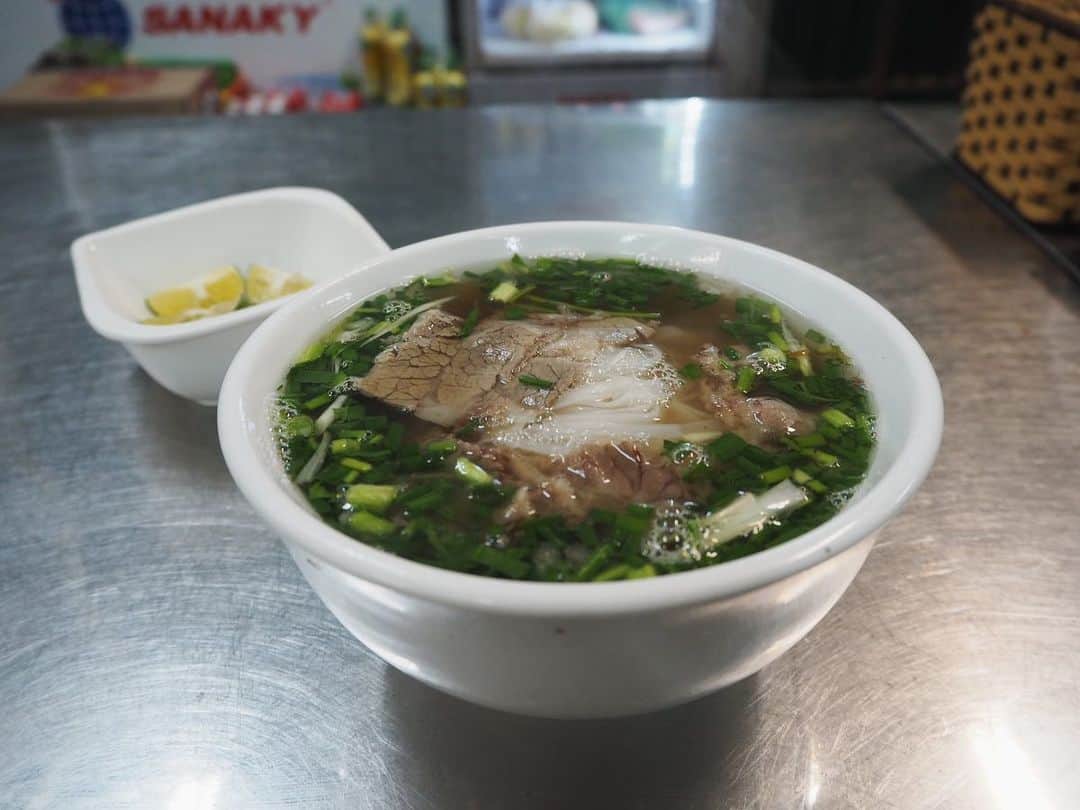 IMALUさんのインスタグラム写真 - (IMALUInstagram)「ベトナム #ハノイ 旅🇻🇳﻿ ハノイのご飯は美味しいと噂を聞いてましたが、ほんと、全部美味しかった👏👏👏👏 ﻿ ﻿ 1,2枚目📷 超見つけにくいローカルフォー 「Pho Hang Trong」﻿ ﻿ 3枚目📷 個人的ヒットしたフォー 「Pho Nho 162」﻿ ﻿ 4枚目📷 ハノイ発祥つけ麺ブンチャー「Duong Restraunt Ma May」﻿ ﻿ 5枚目📷 激ウマサンドイッチバインミー 「Bahn Mi Hoi An」﻿ ﻿ 6枚目📷 甘いコーヒー好きな方は絶対飲んでほしいエッグコーヒー 「Cafe Giang」﻿ ﻿ #Vietnam﻿ #Hanoi﻿ #Pho﻿ #BunCha﻿ #BahnMi﻿ #EggCoffee」1月10日 17時52分 - imalu_0919