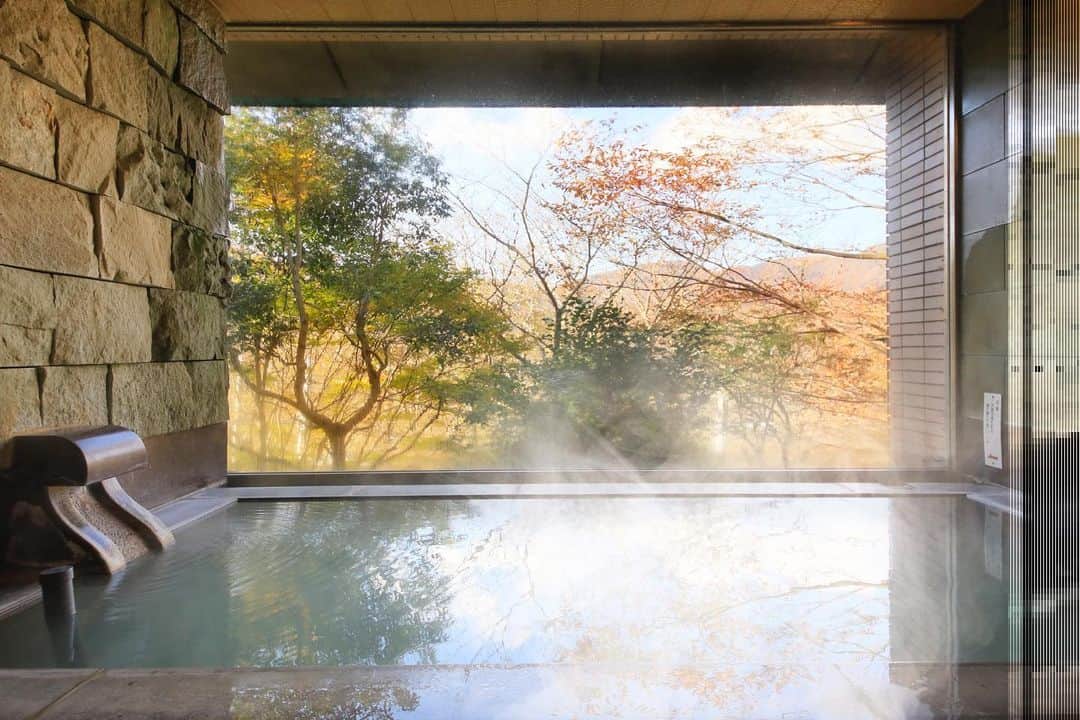 センチュリオンホテル&リゾートヴィンテージ沖縄美ら海さんのインスタグラム写真 - (センチュリオンホテル&リゾートヴィンテージ沖縄美ら海Instagram)「ハイサーイ😊 皆様、 いかがお過ごしでしょうか？  皆様に箱根別邸をご案内申し上げます！！これからの季節にうってつけの美味しい料理と絶景温泉を是非おたみしください！！ 皆様のご来館 心よりお待ちしております🙇‍♀️ @centurionhakonebettei . . . #日本 #箱根#センチュリオンホテル箱根別邸#温泉#旅行#旅館#強羅#仙石原温泉#ホテル#すき焼き#しゃぶしゃぶ#おもてなし#ポーラ美術館#送迎#ナショナルジオグラフィック#観光地#旅行好きな人と繋がりたい#自然#温泉めぐり#箱根湯本 #旅の記録#centuriohotel#hakone#japan#japanesefood#omotenashi#japantravel#onsen」1月10日 17時55分 - centurionhotel_okinawachuraumi