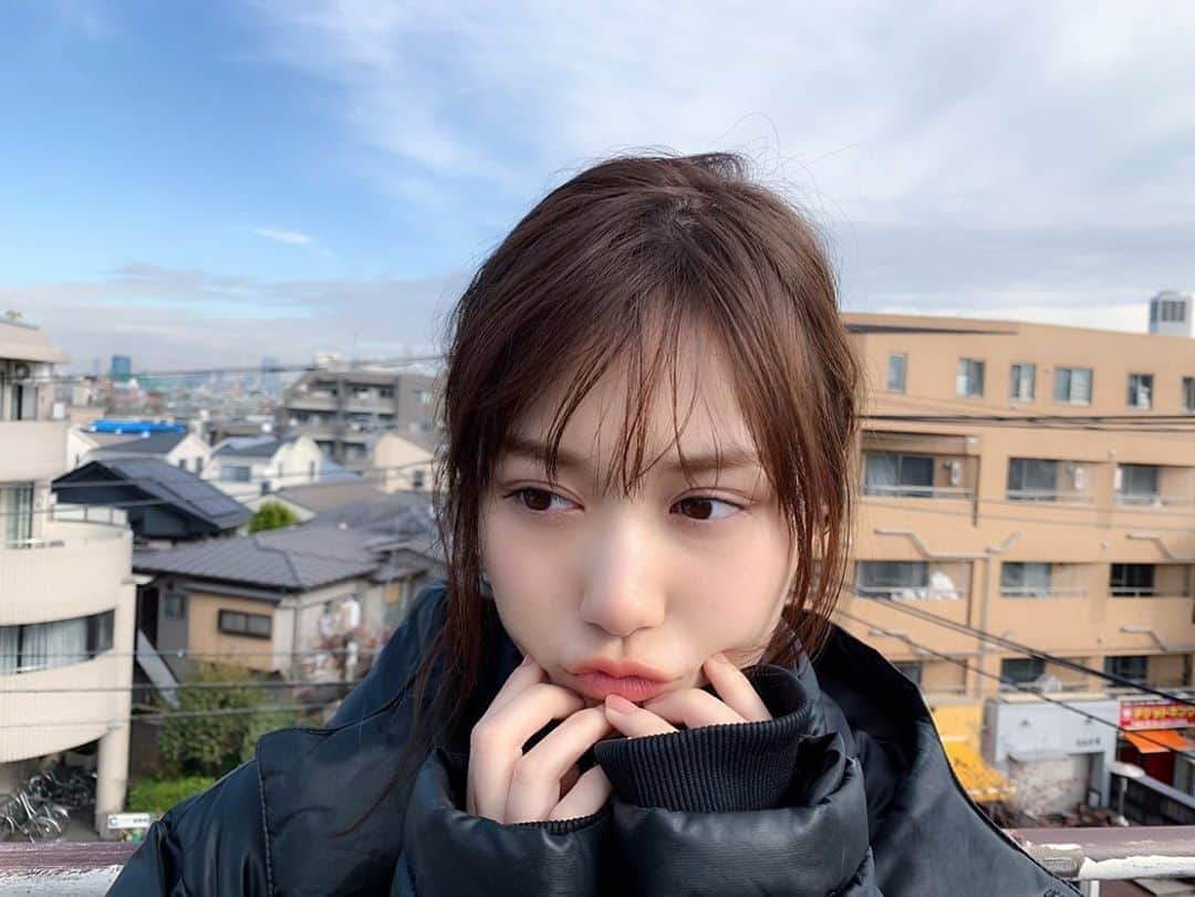 山下美月さんのインスタグラム写真 - (山下美月Instagram)「先日のCanCam撮影中の山下さん🥰﻿ ﻿ 天気がよかったので屋上でパシャり📸✨﻿ 空のブルーがキレイでした😊🌈﻿ ﻿ #山下美月1st写真集﻿ #忘れられない人﻿」1月10日 18時07分 - yamashitamizuki1st