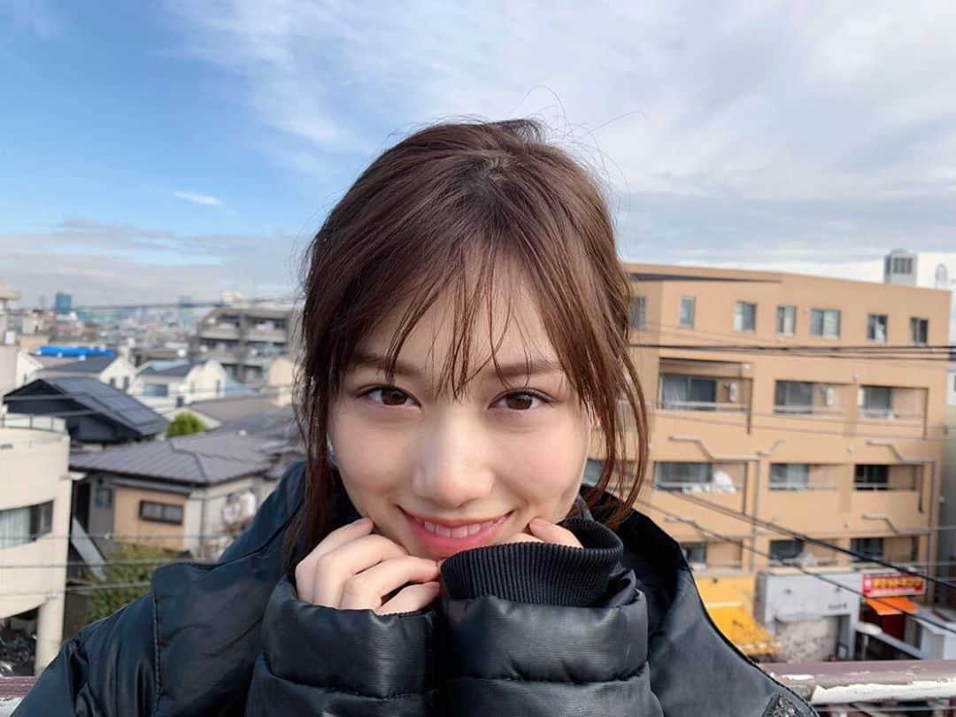 山下美月さんのインスタグラム写真 - (山下美月Instagram)「先日のCanCam撮影中の山下さん🥰﻿ ﻿ 天気がよかったので屋上でパシャり📸✨﻿ 空のブルーがキレイでした😊🌈﻿ ﻿ #山下美月1st写真集﻿ #忘れられない人﻿」1月10日 18時07分 - yamashitamizuki1st