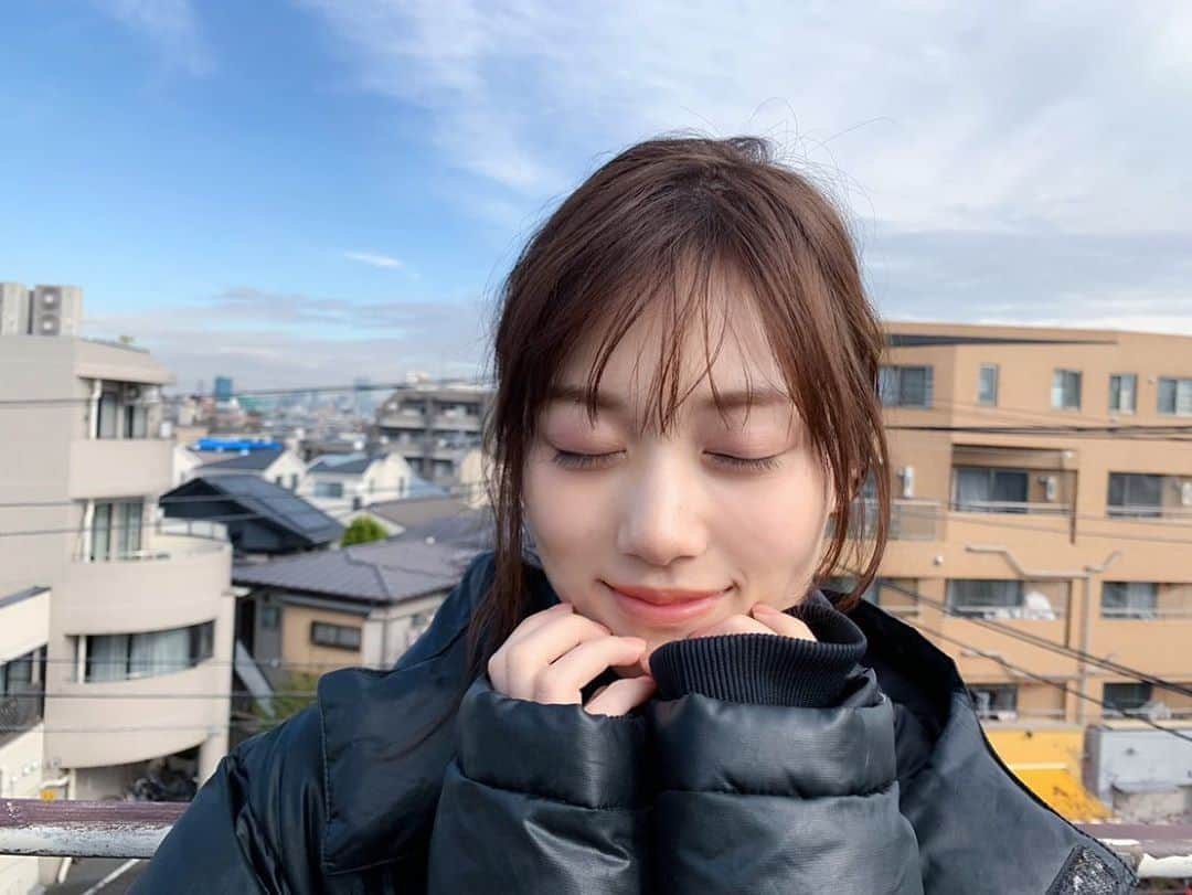 山下美月さんのインスタグラム写真 - (山下美月Instagram)「先日のCanCam撮影中の山下さん🥰﻿ ﻿ 天気がよかったので屋上でパシャり📸✨﻿ 空のブルーがキレイでした😊🌈﻿ ﻿ #山下美月1st写真集﻿ #忘れられない人﻿」1月10日 18時07分 - yamashitamizuki1st