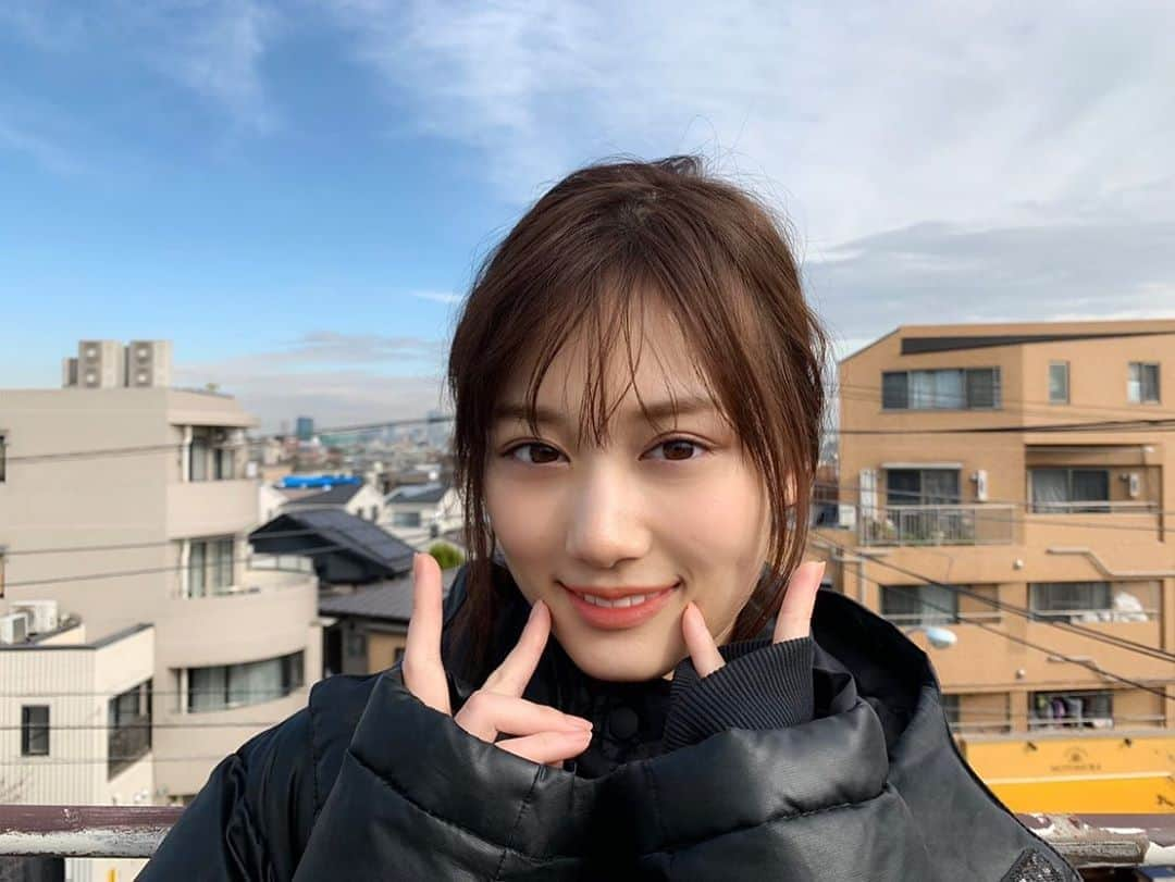 山下美月さんのインスタグラム写真 - (山下美月Instagram)「先日のCanCam撮影中の山下さん🥰﻿ ﻿ 天気がよかったので屋上でパシャり📸✨﻿ 空のブルーがキレイでした😊🌈﻿ ﻿ #山下美月1st写真集﻿ #忘れられない人﻿」1月10日 18時07分 - yamashitamizuki1st